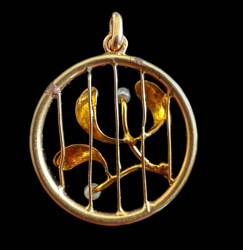 Flower mistletoe pendant coming from the Edwardian Art Nouveau 1900-1930 period produced in France. Pendant is made of 18k gold decorated with natural pearls. 
Perfect example of Art Nouveau jewellery prominent by its sophisticated naturalist