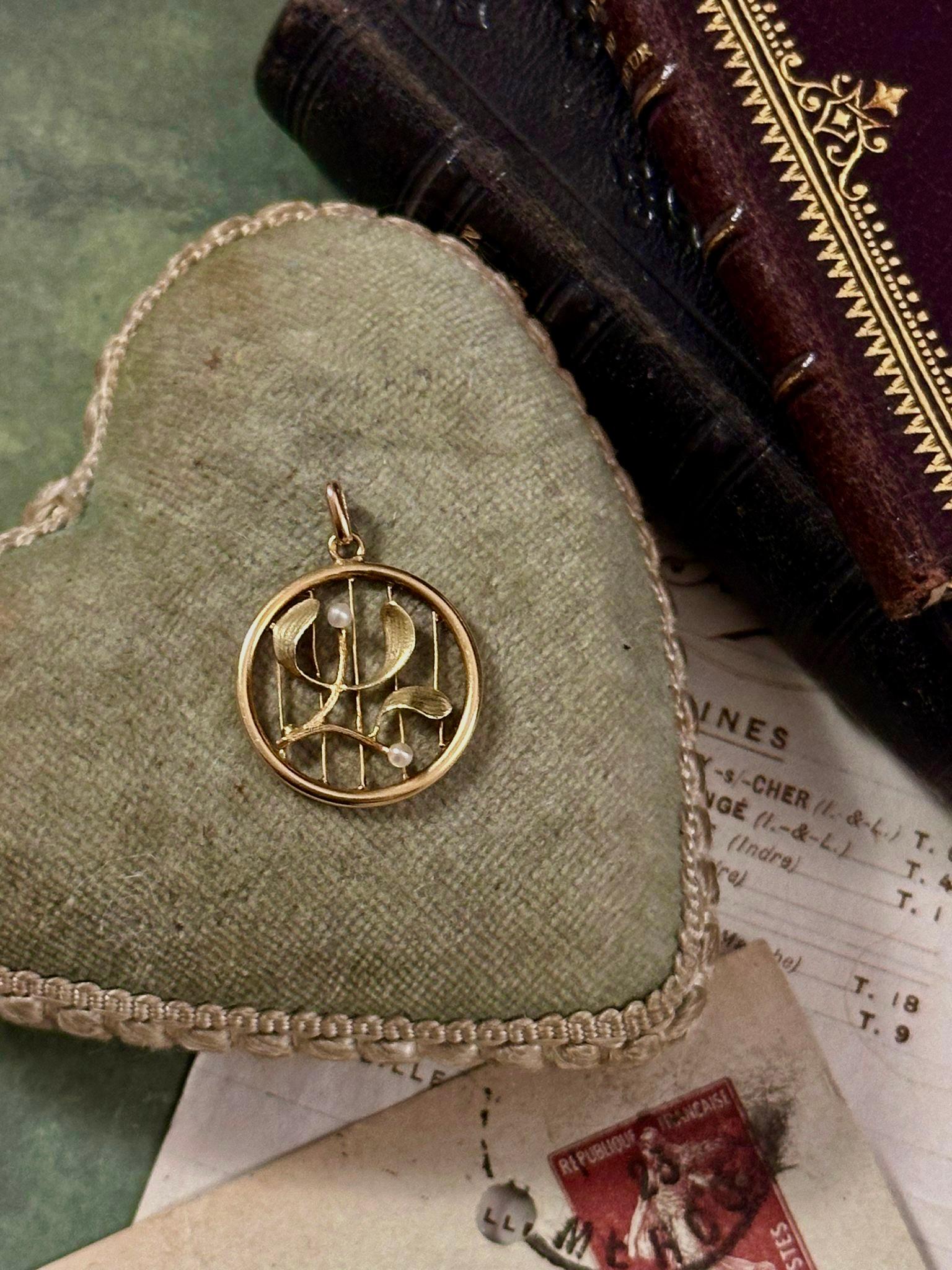 Art Nouveau Flower Pendant 18k Yellow Gold Natural Pearls Love Token French In Good Condition For Sale In Mārupe, LV