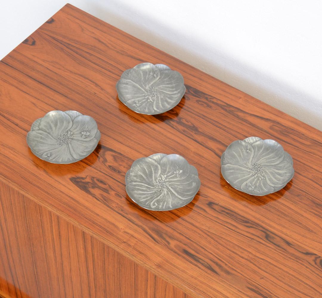 Dieses Set aus 4 wunderschönen, blumenförmigen Jugendstil-Tellern wurde von Hugo Leven für J.P. entworfen. Kayser & Sohn in Deutschland im Jahr 1897.
Die Platten sind aus Kayserzinn