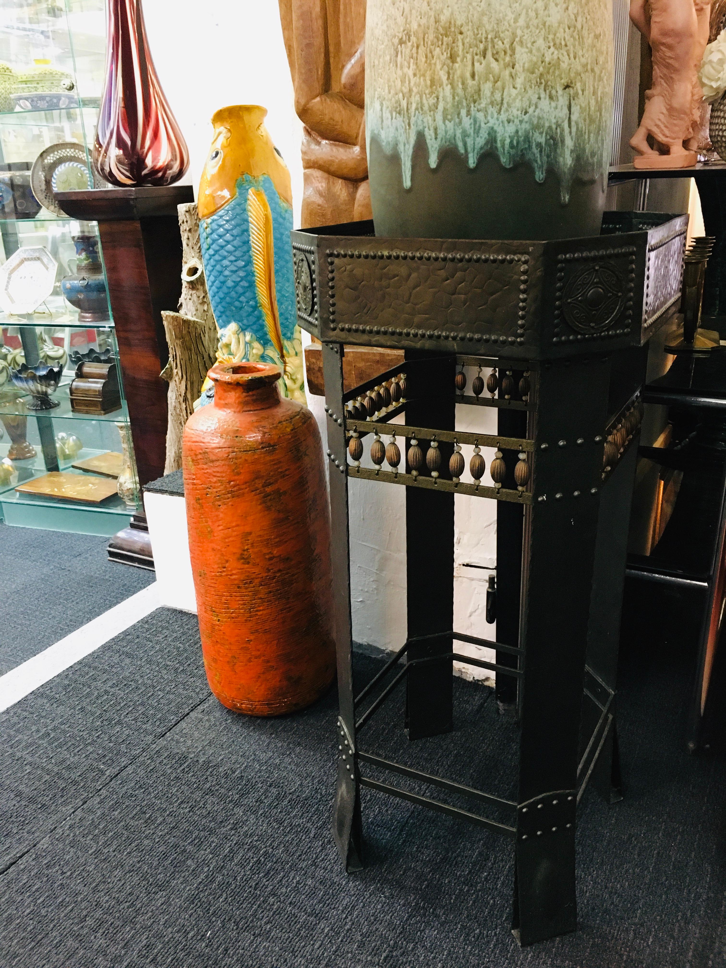 Porte-fleurs Art nouveau, en fer riveté. Support de style brutal, en fer convexe martelé à la main et riveté, richement décoré. Pièce unique de Hongrie, 1905.
  