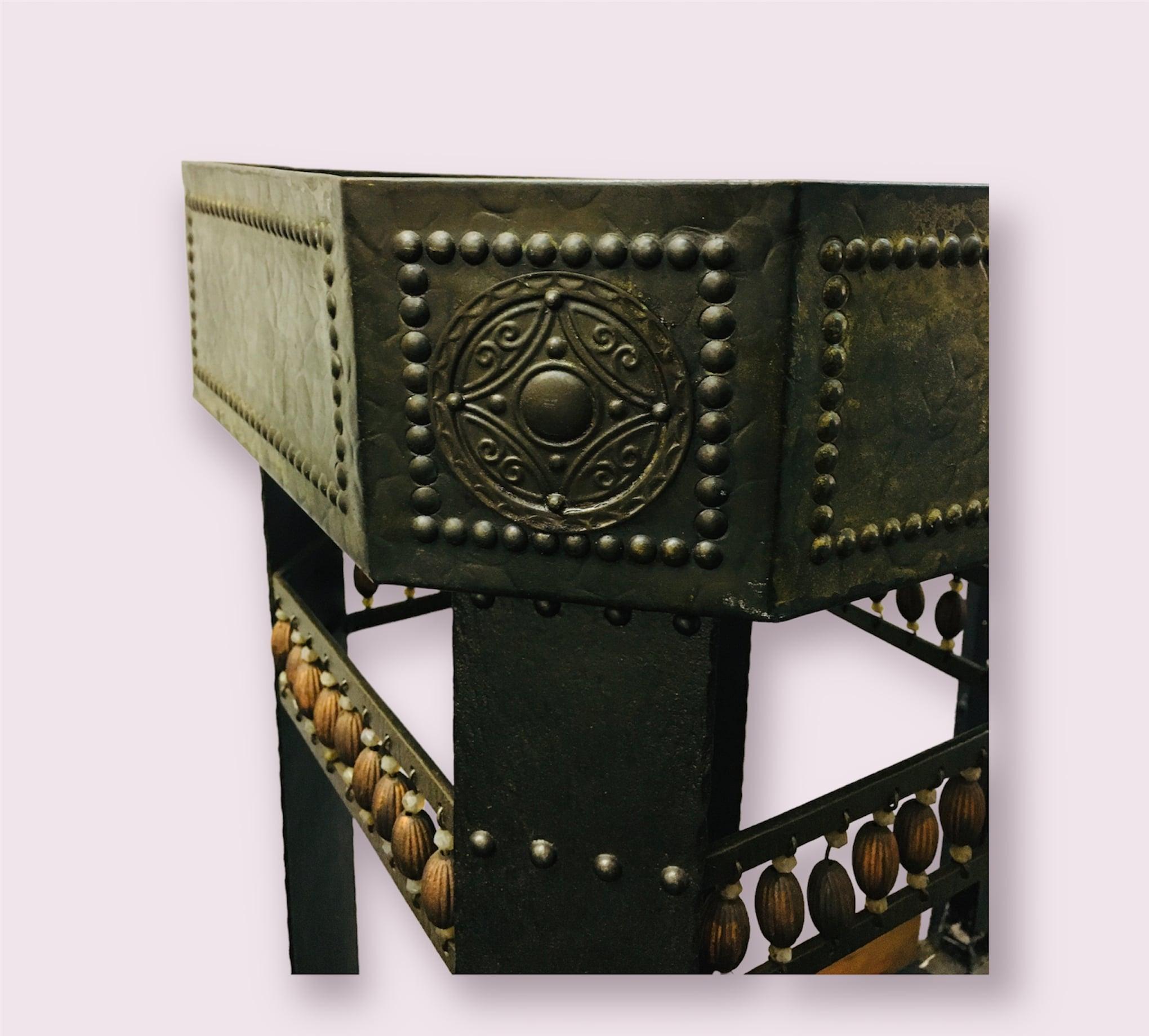 Hongrois Porte-plante en métal Art Nouveau du début du 20ème siècle, 1905 en vente