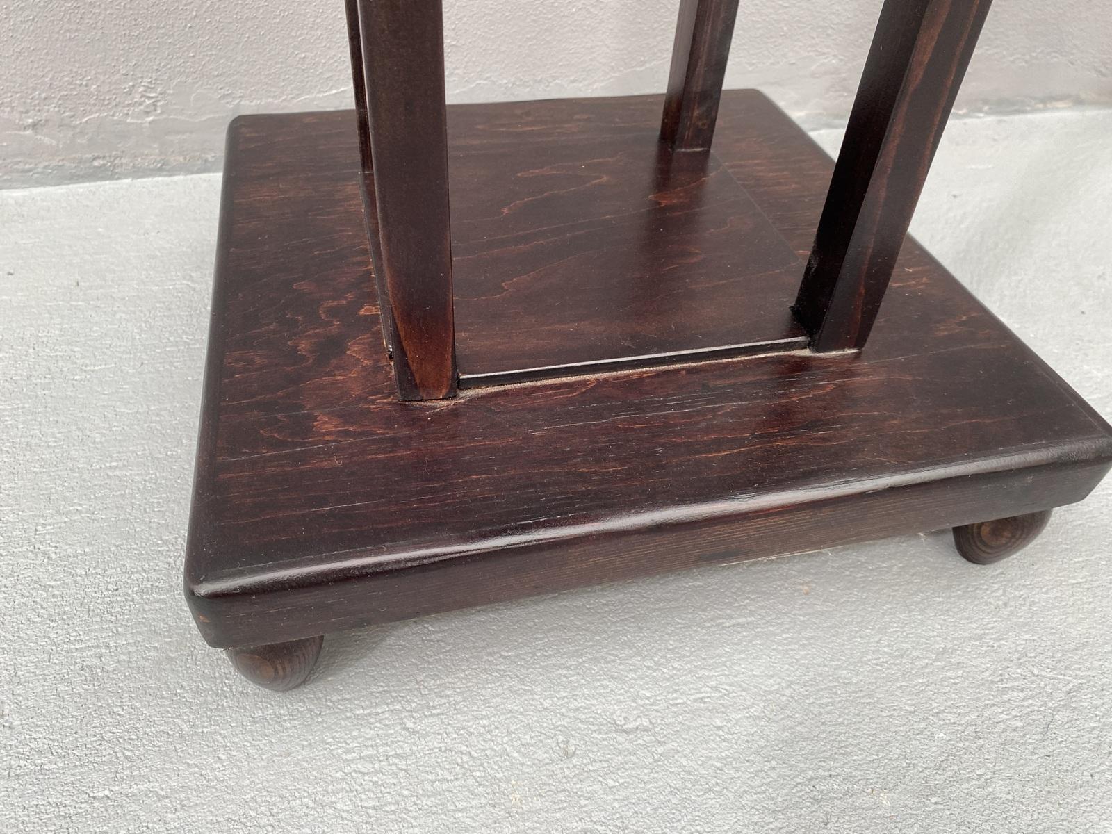 Este exquisito florero es un buen ejemplo del diseño Art Nouveau europeo. Se fabricó en la antigua Austria-Hungría hacia 1910.

Fabricado con madera de pino de alta calidad, presenta un diseño geométrico elegante y llamativo. El soporte es perfecto