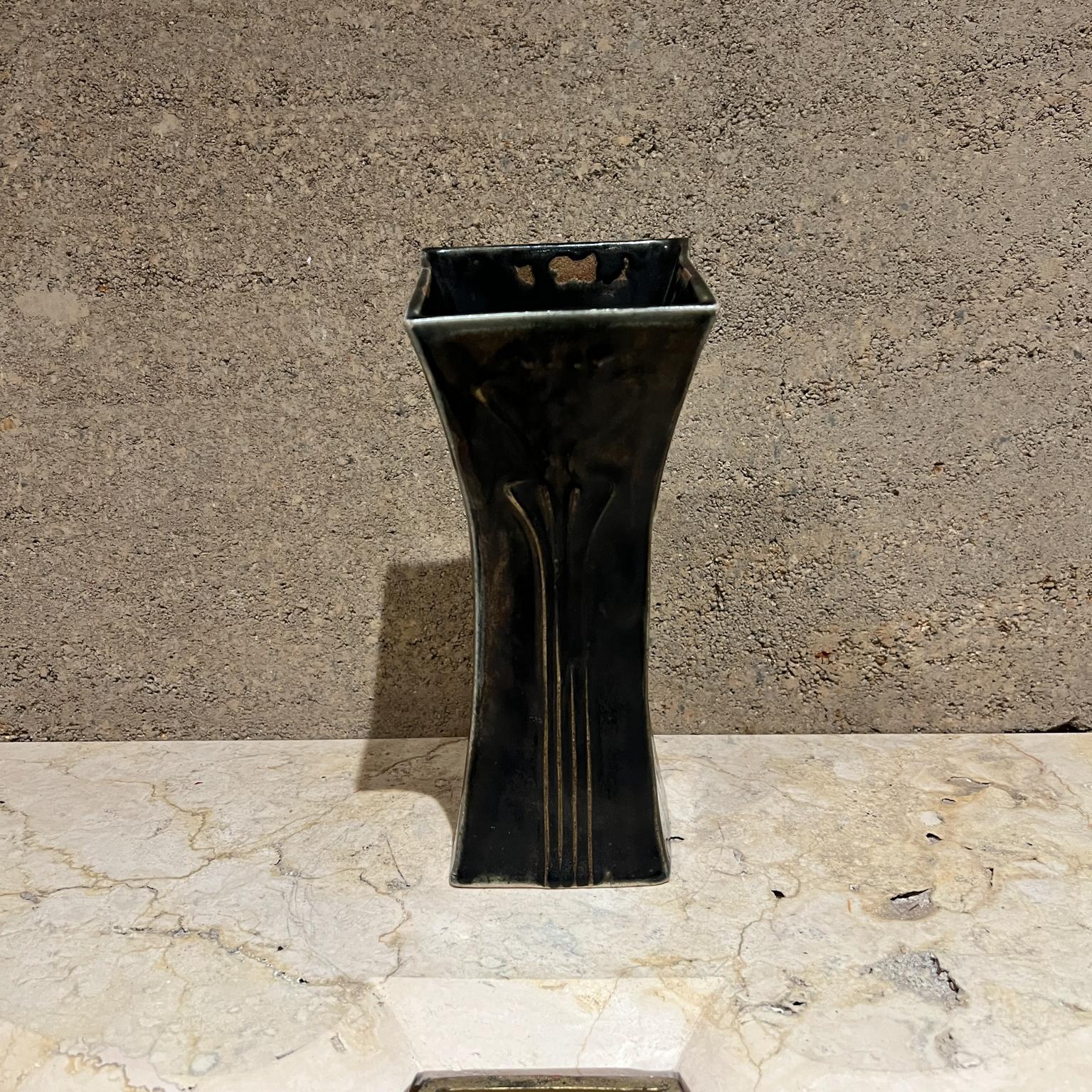 AMBIANIC presenta
Vaso di fiori in stile liberty
9,75 più alto 9 H. più corto 5,25 D. x 4 D.
Condizioni originali di usato d'epoca
Fai riferimento alle immagini fornite