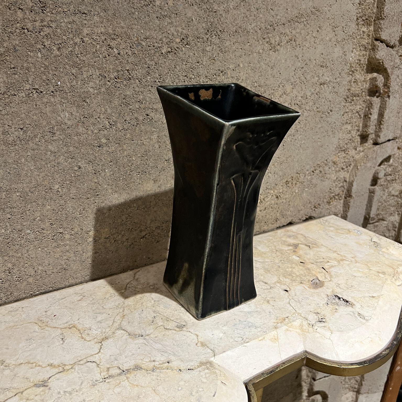 Vaso di fiori Art Nouveau firmato In condizioni buone in vendita a Chula Vista, CA