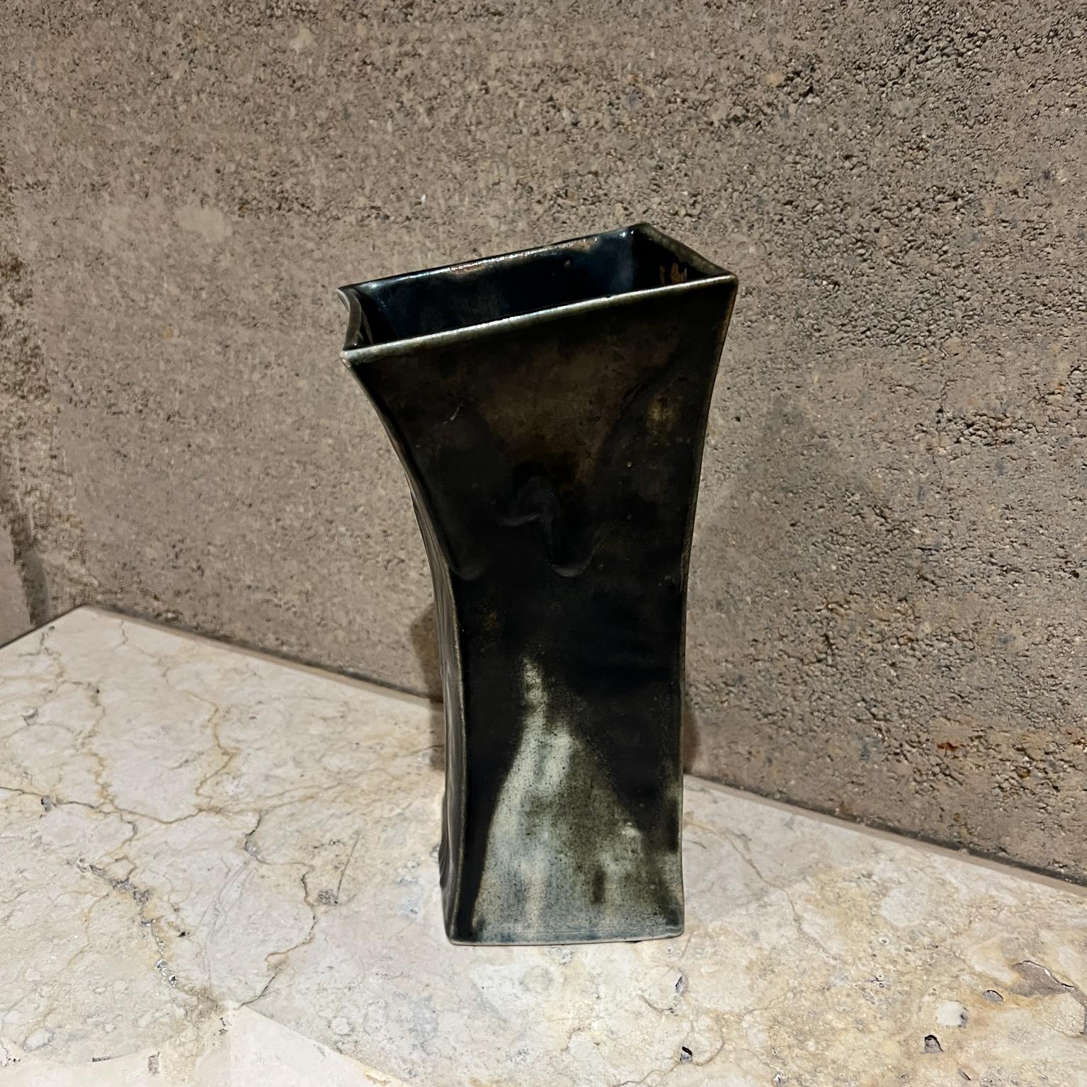 Terracotta Vaso di fiori Art Nouveau firmato in vendita