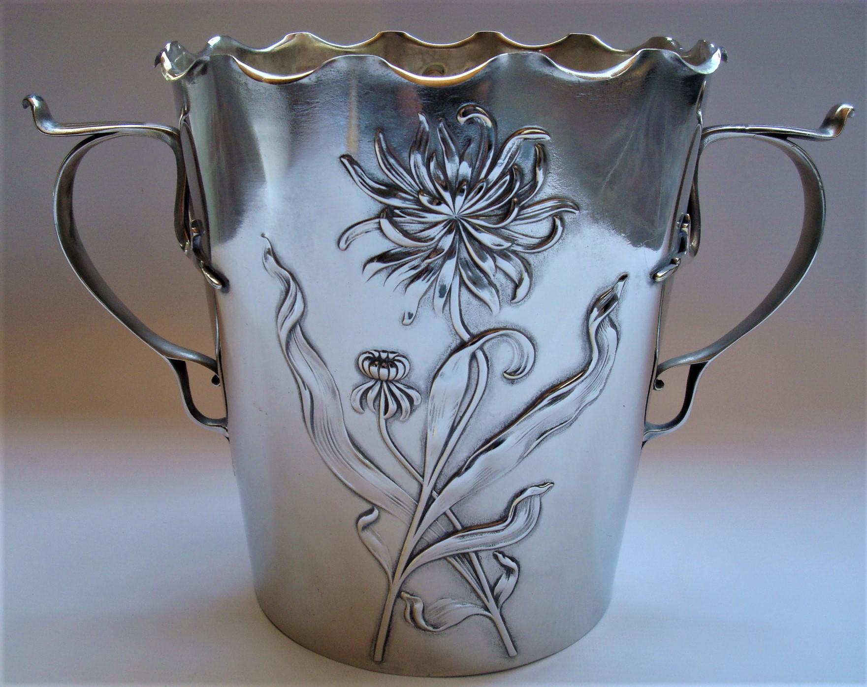 Art Nouveau Blumen Champagner / Wein Eimer Kühler. 1900's.
Blumen-Design. Sehr schöne und einzigartige Kühlbox.