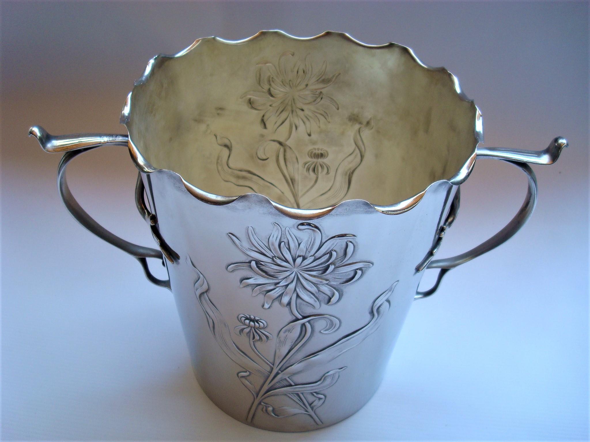 Brass Art Nouveau Flowers Champagne / Wine Bucket Cooler, 1900´s For Sale