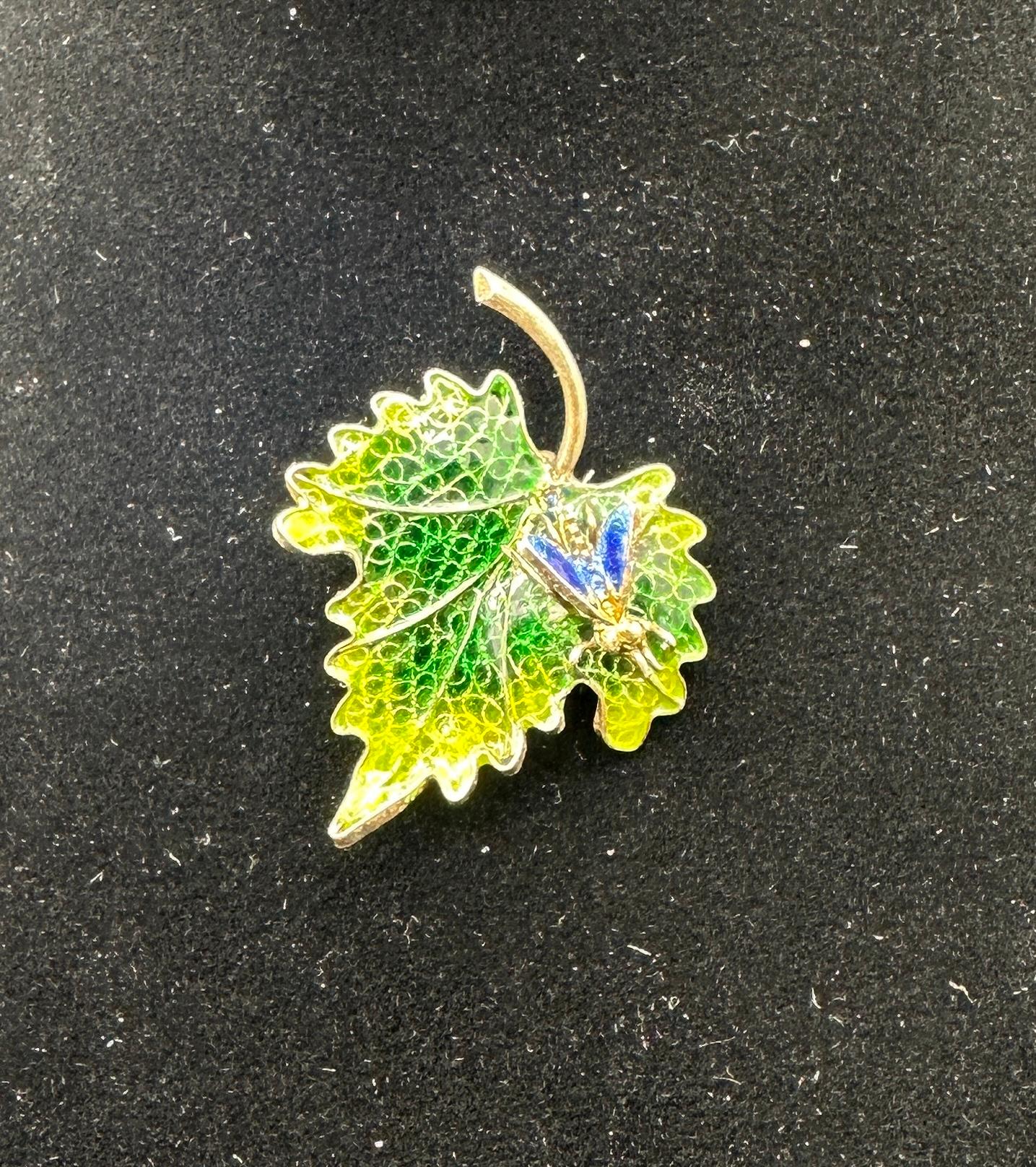 Art Nouveau Fly Insect Bug Leaf Plique-a-jour Enamel Brooch Pin Silver 1900 In Excellent Condition For Sale In New York, NY
