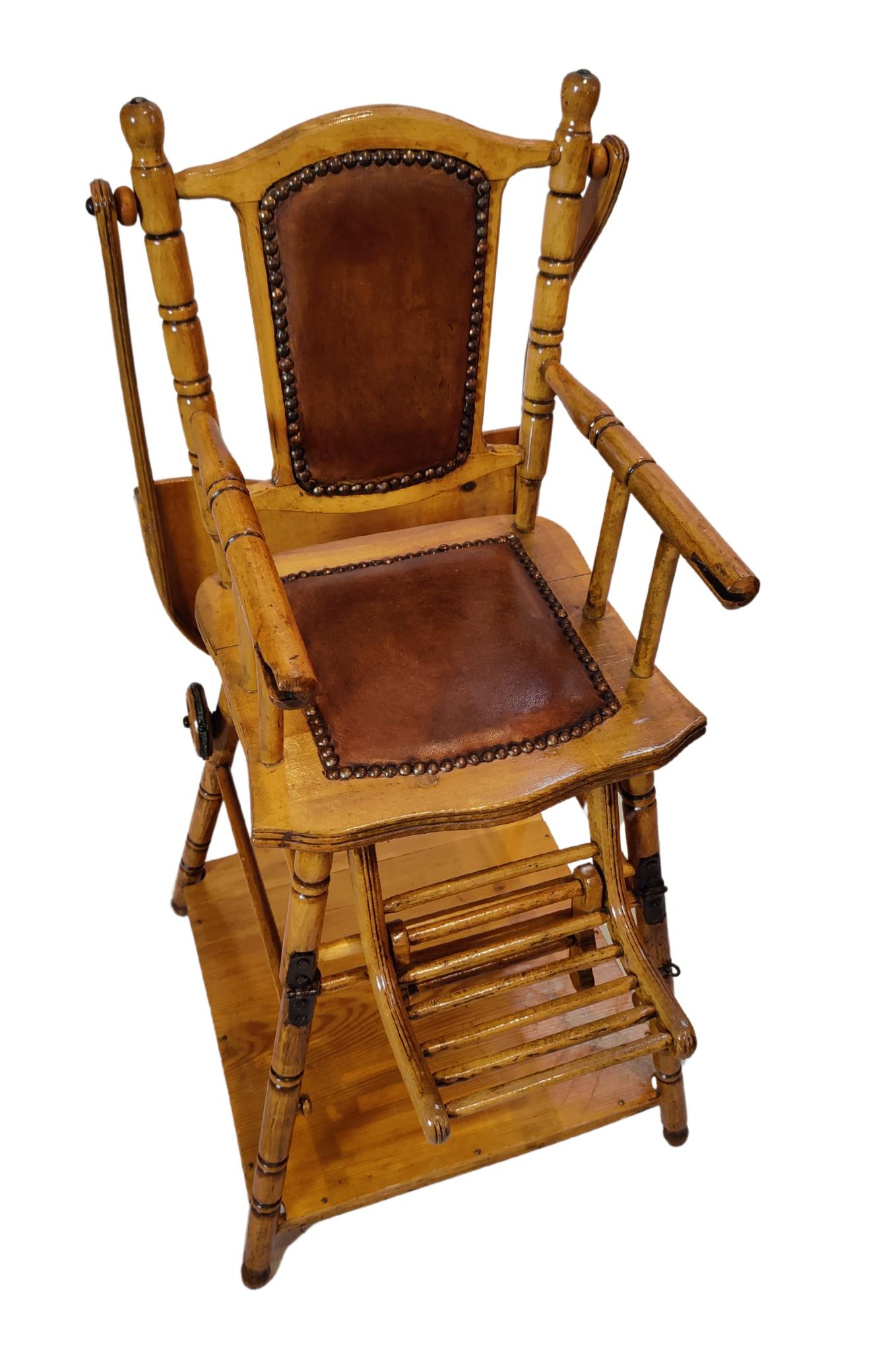 Chaise d'enfant pratique qui peut facilement être placée à une table normale. La chaise date de la période Art nouveau et est fabriquée en bois de hêtre / bois d'épicéa et tapissée de peau de mouton patinée à la main. La chaise de la table peut être