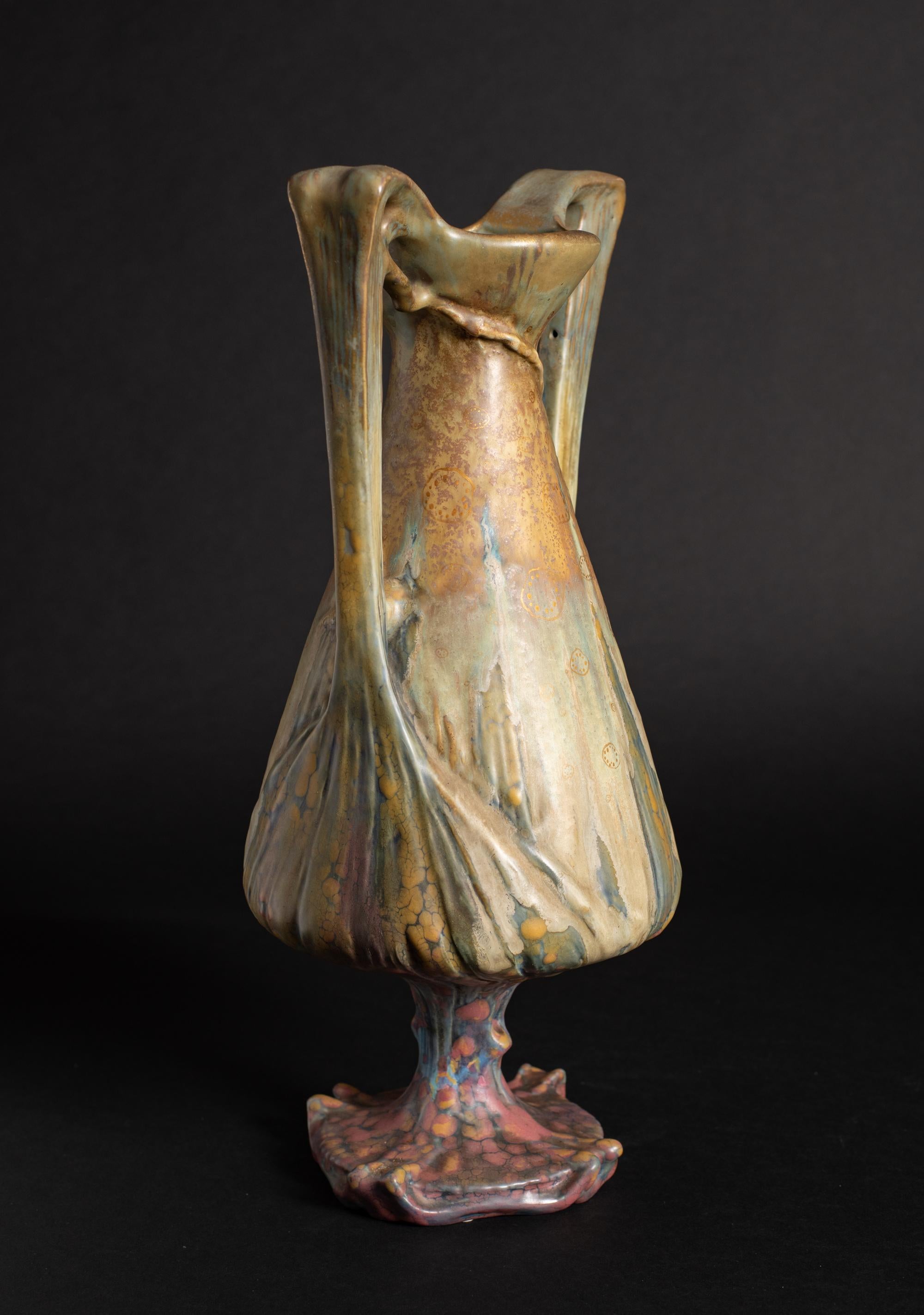 Art nouveau Vase sur pied Art Nouveau avec deux poignées par RStK Amphora en vente