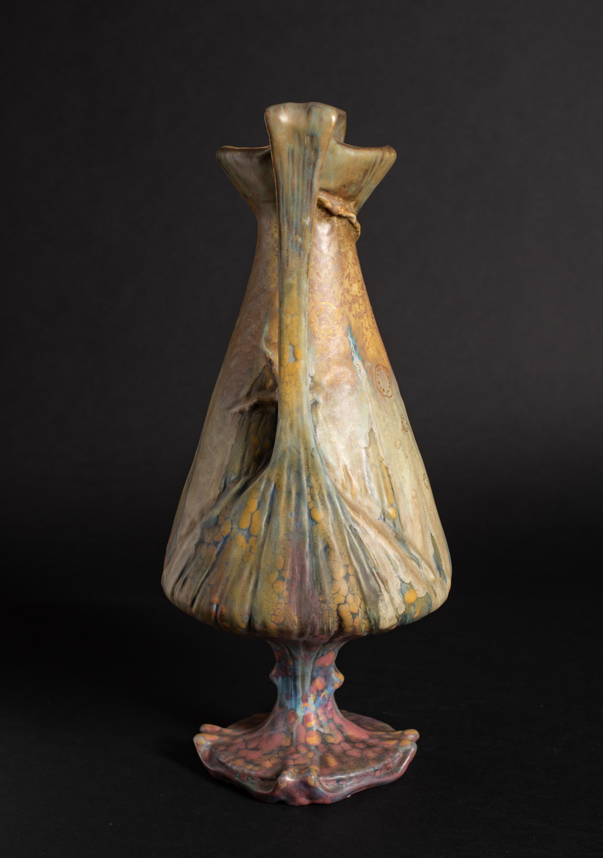 Autrichien Vase sur pied Art Nouveau avec deux poignées par RStK Amphora en vente