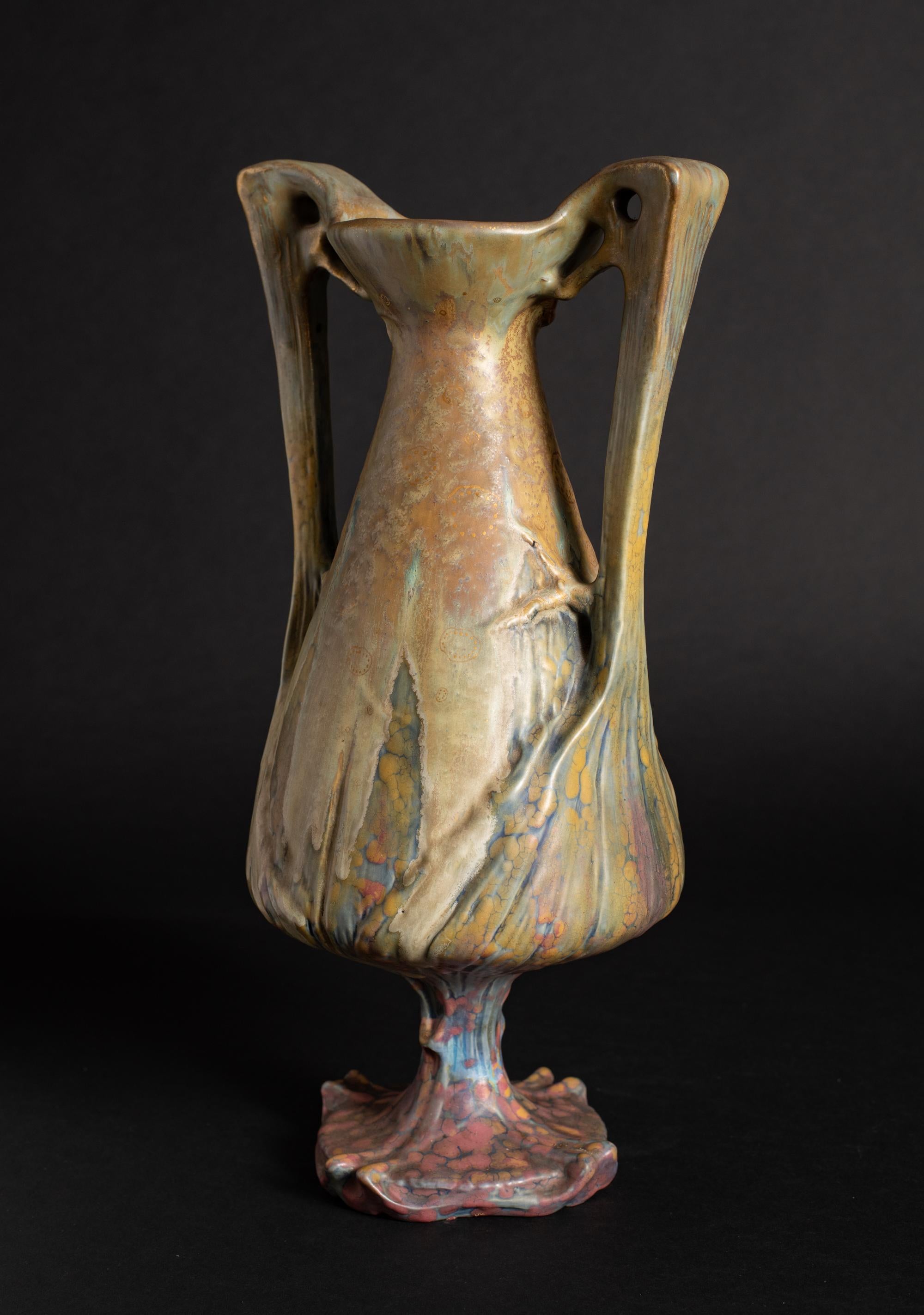 Doré Vase sur pied Art Nouveau avec deux poignées par RStK Amphora en vente