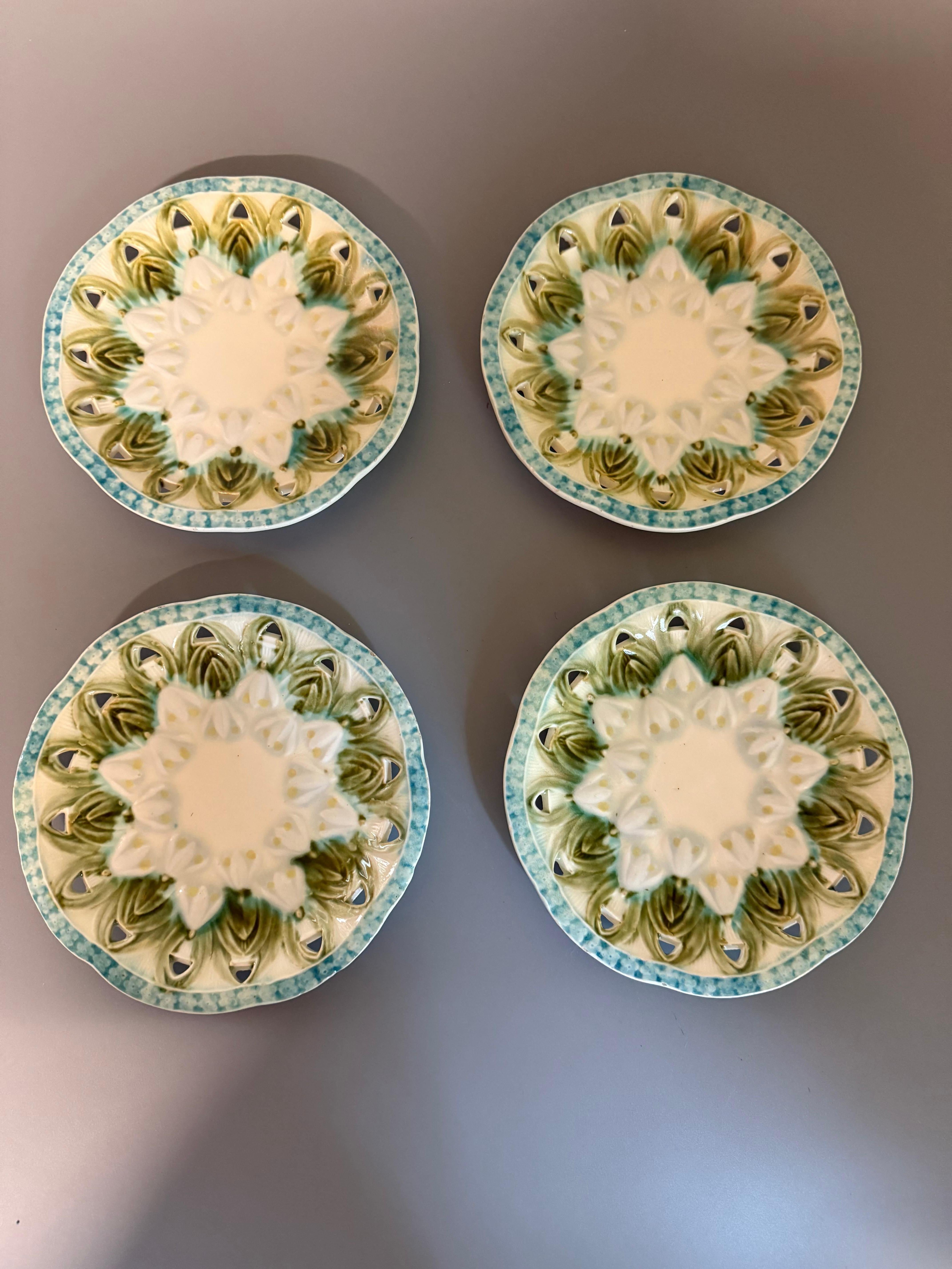 
Villeroy & Boch Schramberg antique 
4 assiettes en majolique datant du début des années 1900. 
Style : Il s'agit d'une pièce de poterie en majolique de la période Art nouveau (Jugendstil), présentant un motif réticulé avec des fleurs blanches de