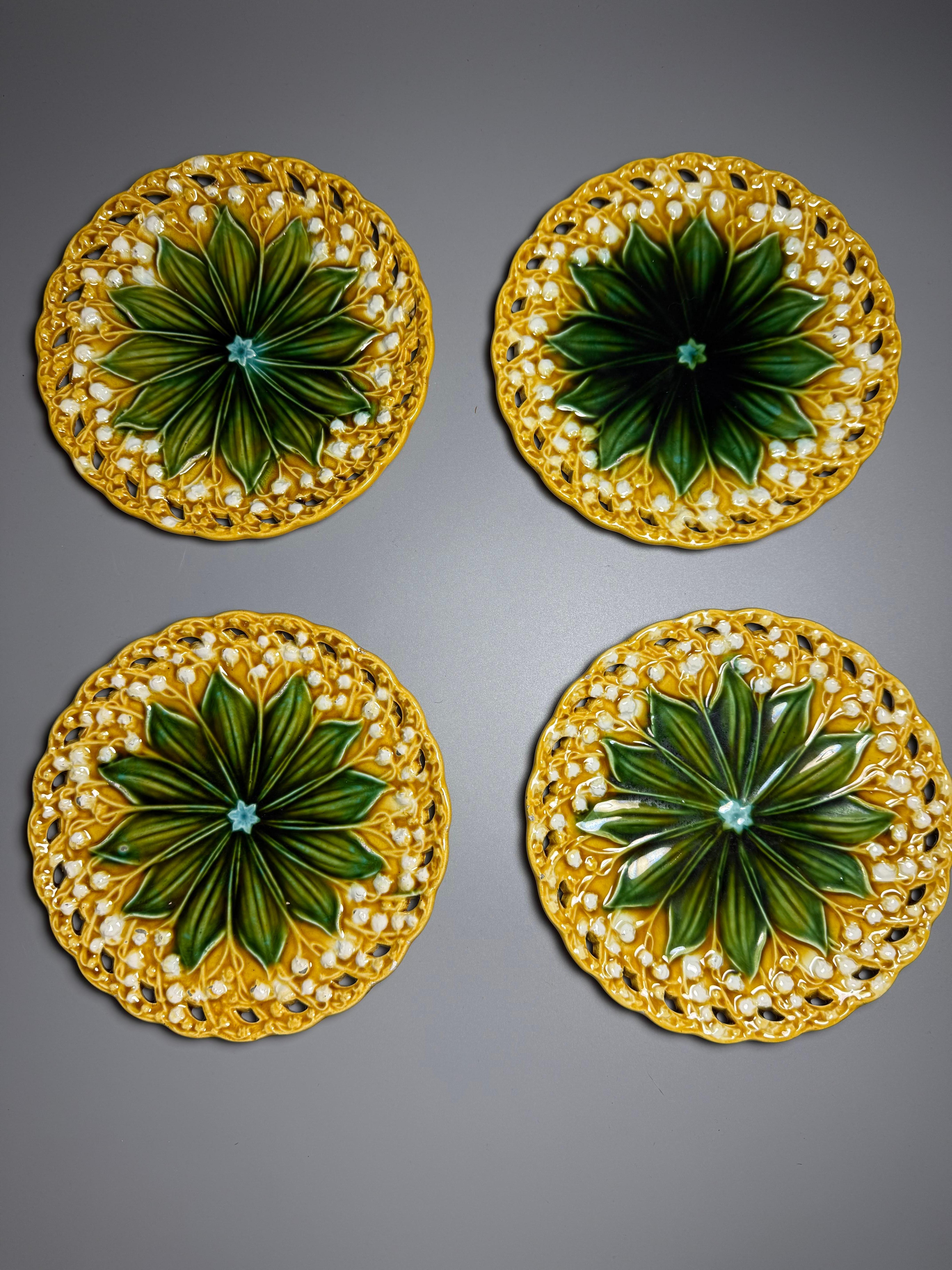 
Antiguo Villeroy & Boch Schramberg 
4 platos de mayólica de principios del siglo XX. 
Estilo: Se trata de una pieza de cerámica mayólica del periodo Art Nouveau (Jugendstil), con un diseño reticulado con flores blancas de lirio de los valles  y