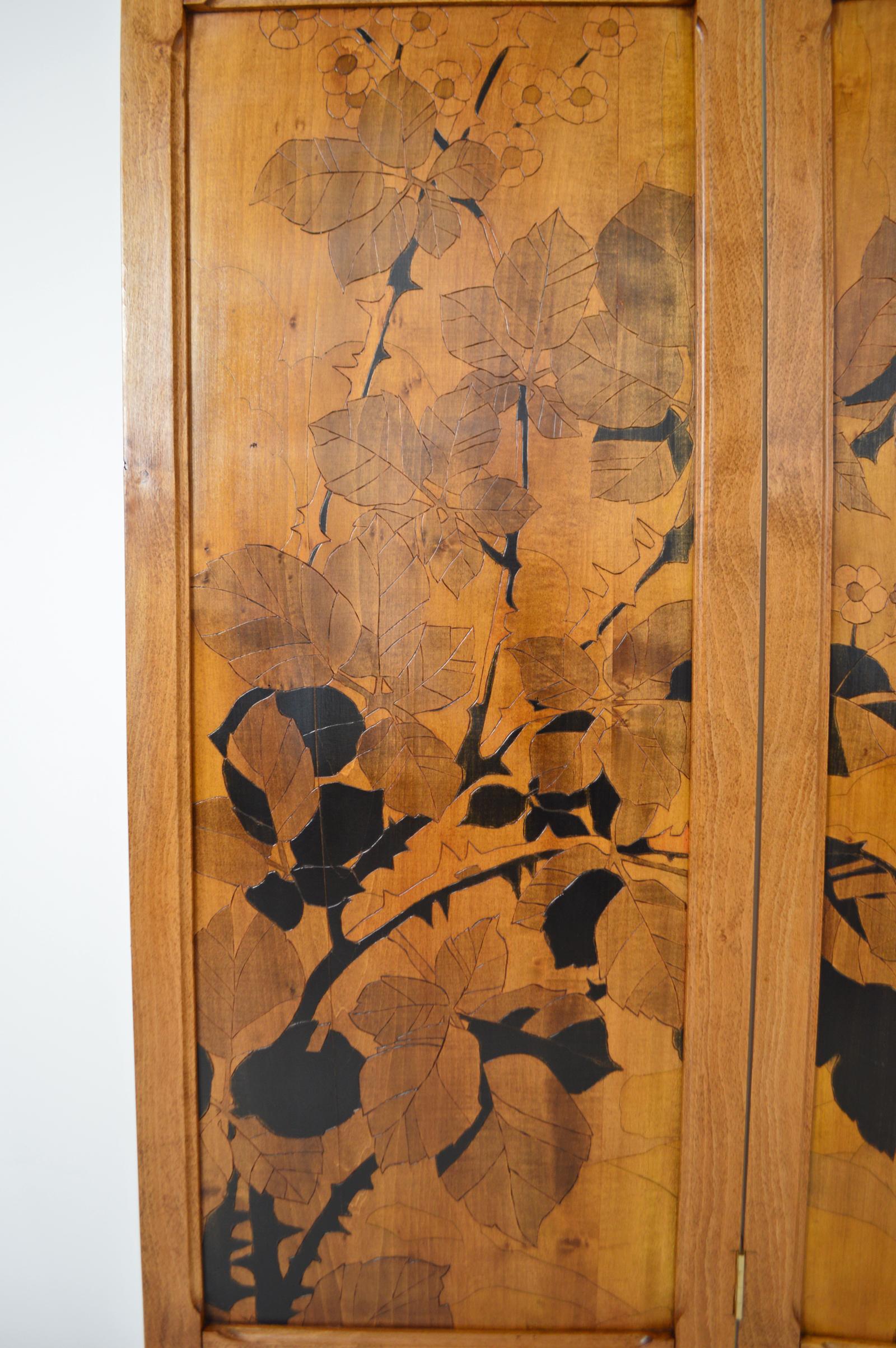 Art Nouveau Four-Panel Folding Screen, Pyrographed Wood & Stained Glass, 1910s For Sale 1