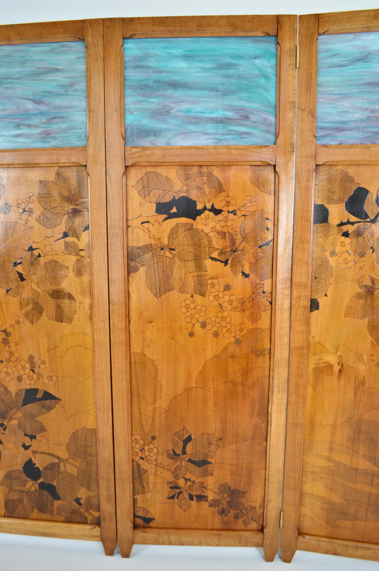 Art Nouveau Four-Panel Folding Screen, Pyrographed Wood & Stained Glass, 1910s In Excellent Condition For Sale In L'Etang, FR
