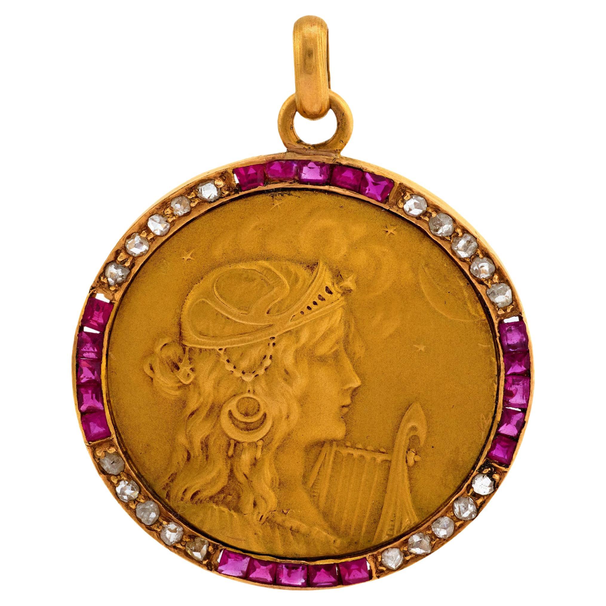 Colgante Art Nouveau Francés de Rubí y Diamante Repoussé de 18 quilates en venta