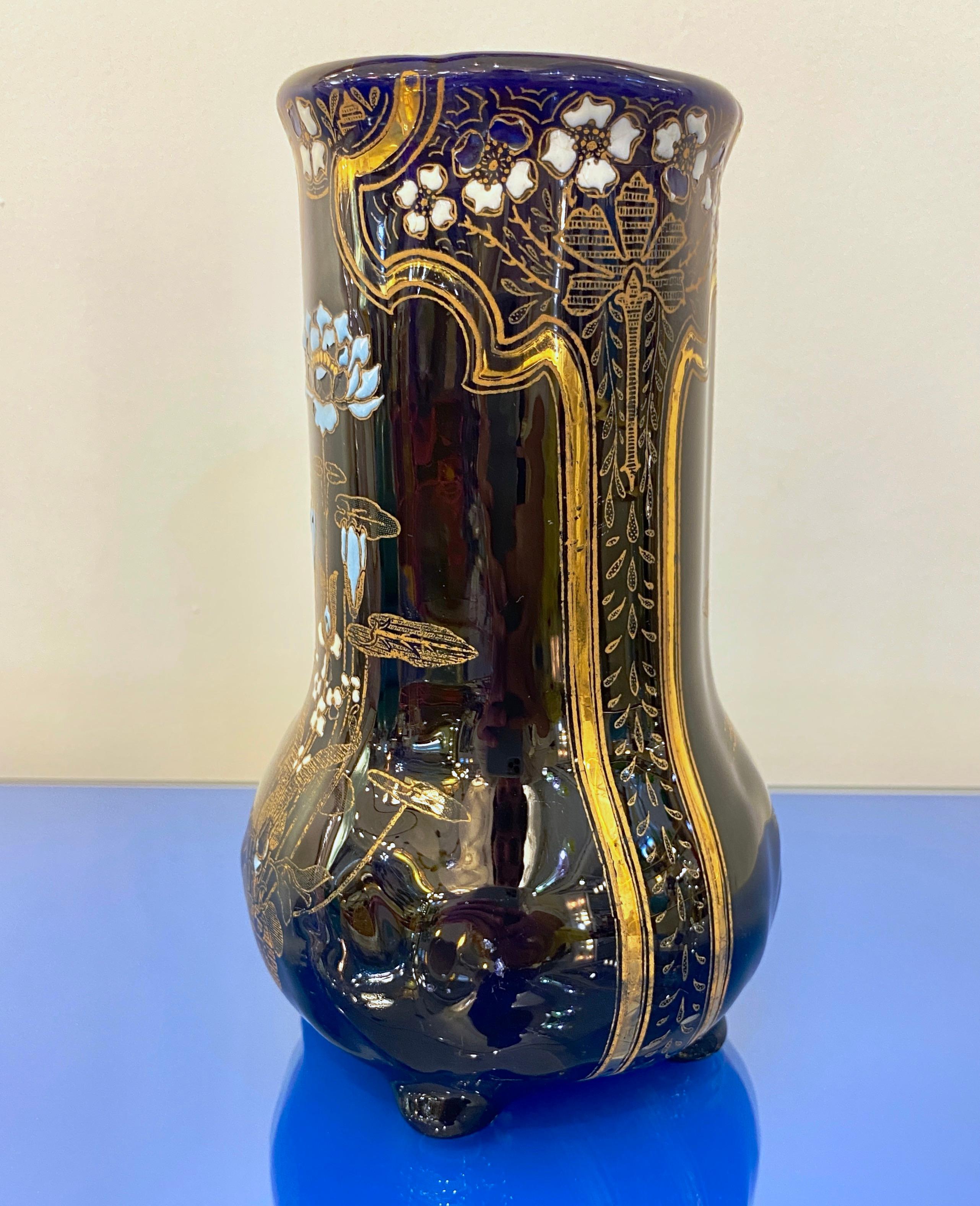 1900-1910 Vase en faïence Art Nouveau par Keller & Guérin - Lunéville, reposant sur 4 pieds et décoré de fleurs peintes à la main et émaillées en blanc et bleu ciel azur parmi un décor floral peint à la main et doré de nénuphars, de fils d'or et de