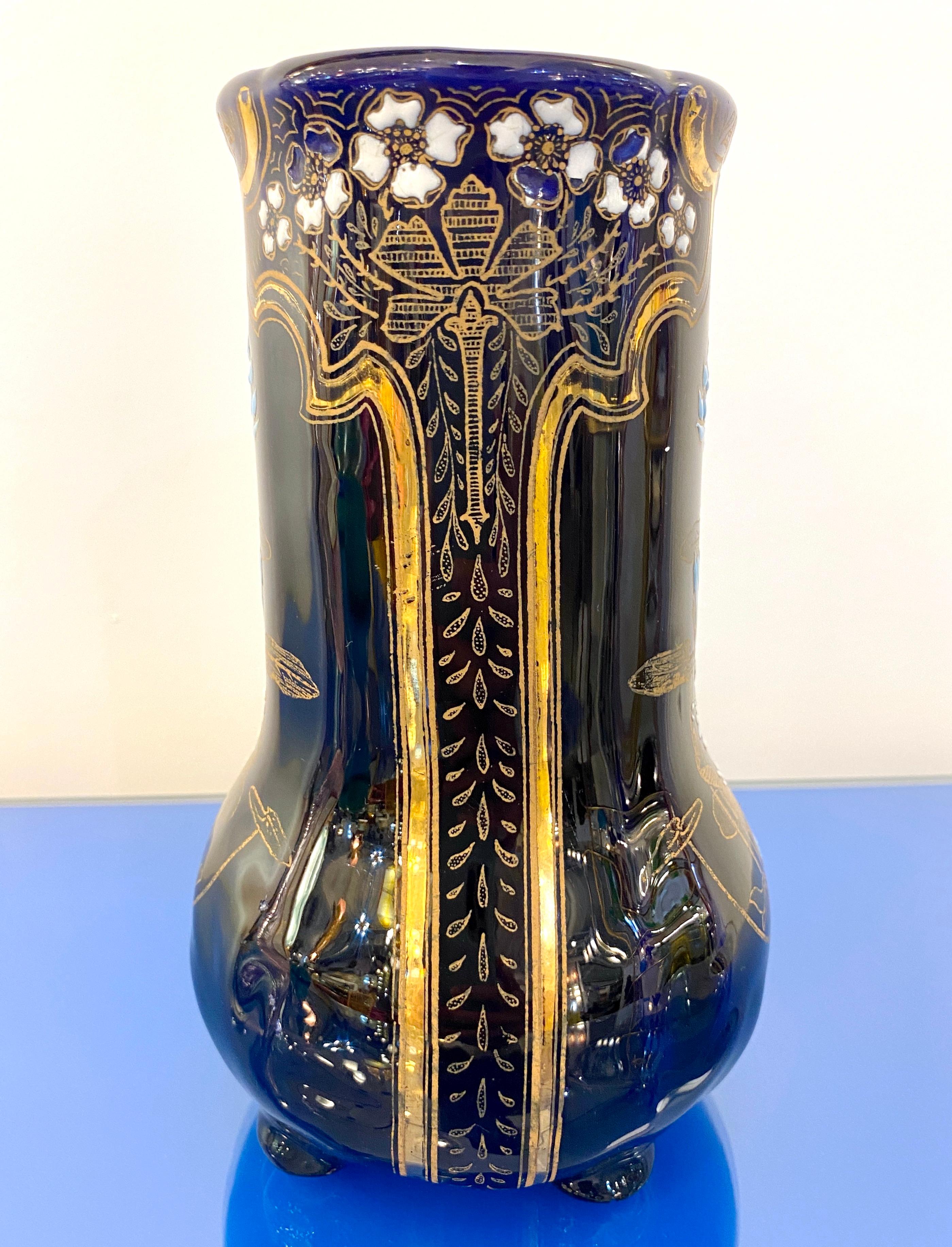 Art nouveau Vase en céramique ancienne Art Nouveau français en majolique bleue avec fleurs en or blanc en vente