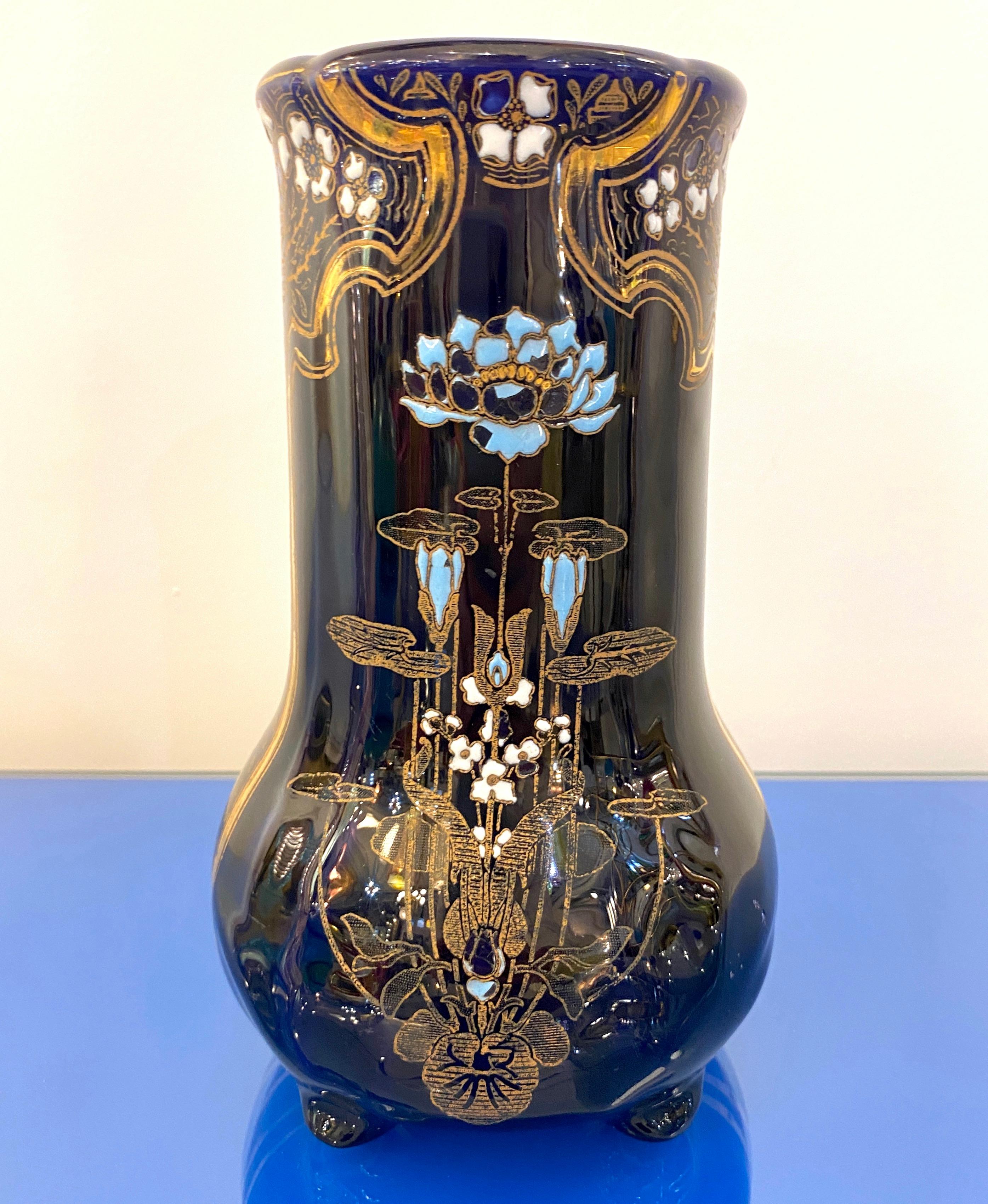 Französische antike Jugendstil-Vase aus Keramik in blauer Majolika mit Weißgoldblumen aus Weißgold (Glasiert) im Angebot