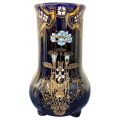 Vaso in ceramica antica francese Art Nouveau in maiolica blu con fiori in oro bianco
