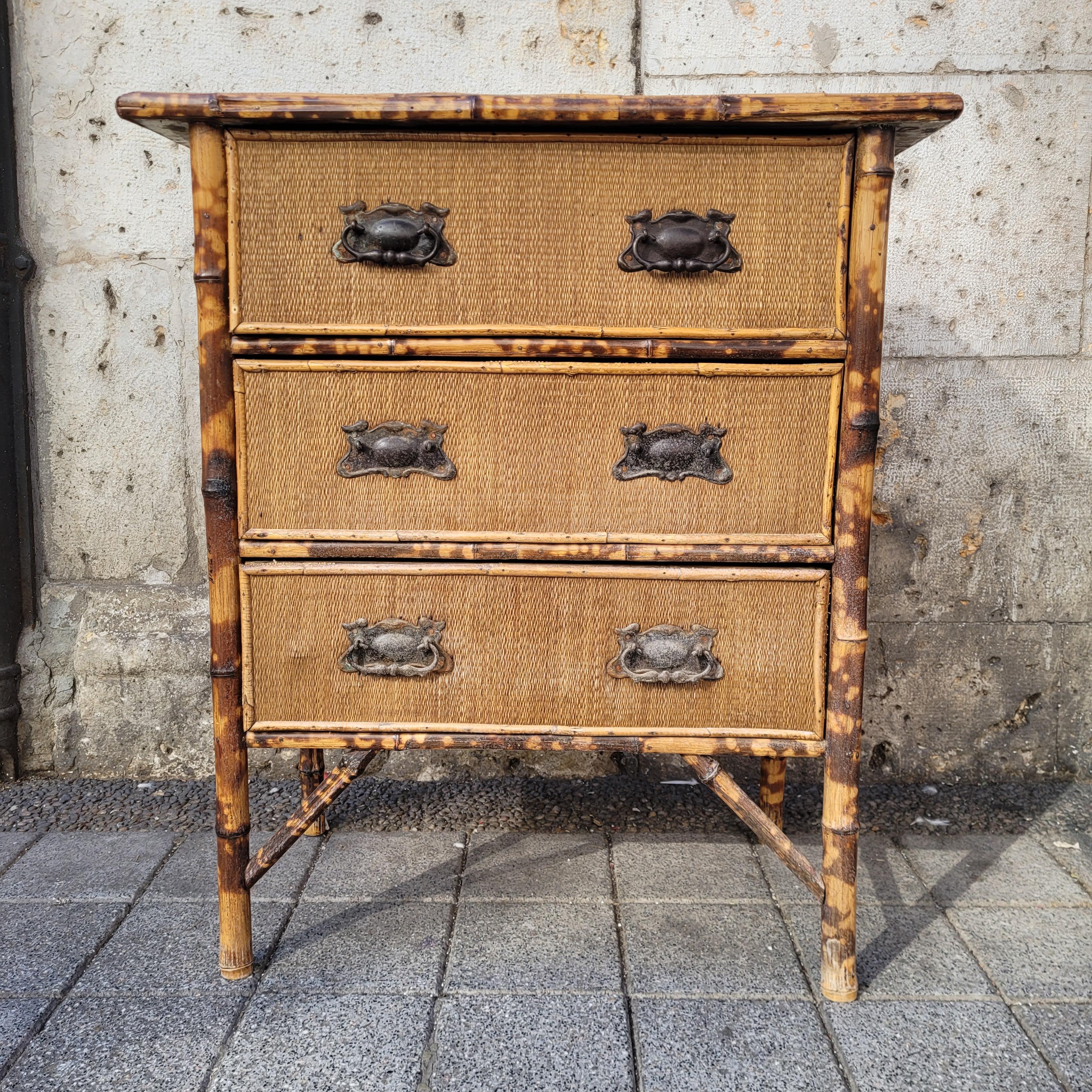 Art Nouveau Französisch Bambus und Rattan Kommode Orientalismus im Zustand „Gut“ im Angebot in Valladolid, ES