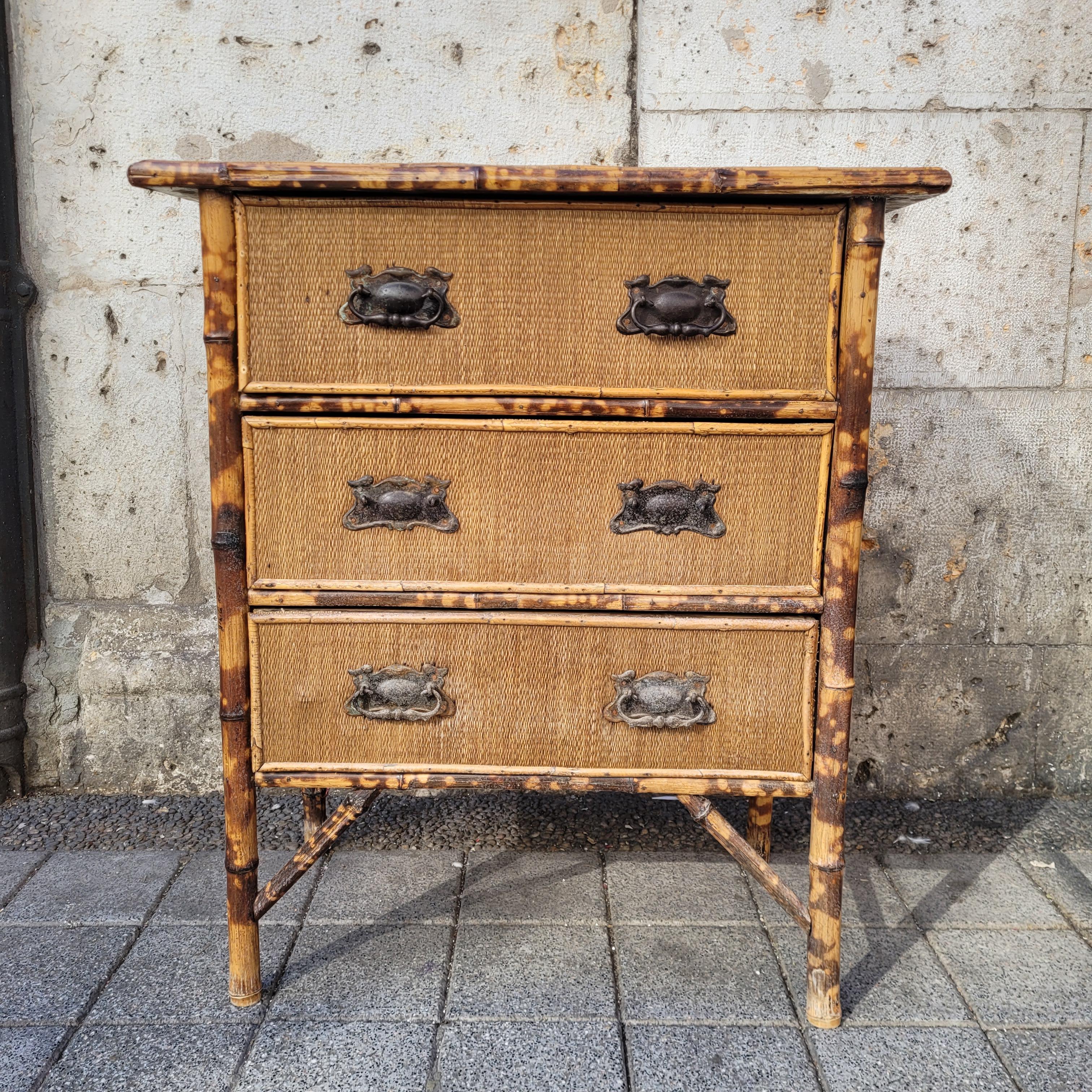 Art Nouveau Französisch Bambus und Rattan Kommode Orientalismus (Bronze) im Angebot