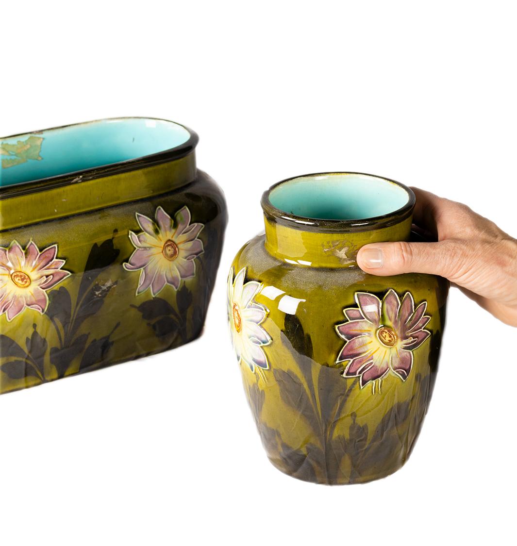 Art Nouveau French Barbotine Cachepot and Vases with Floral Motifs In Good Condition For Sale In Lisbon, PT