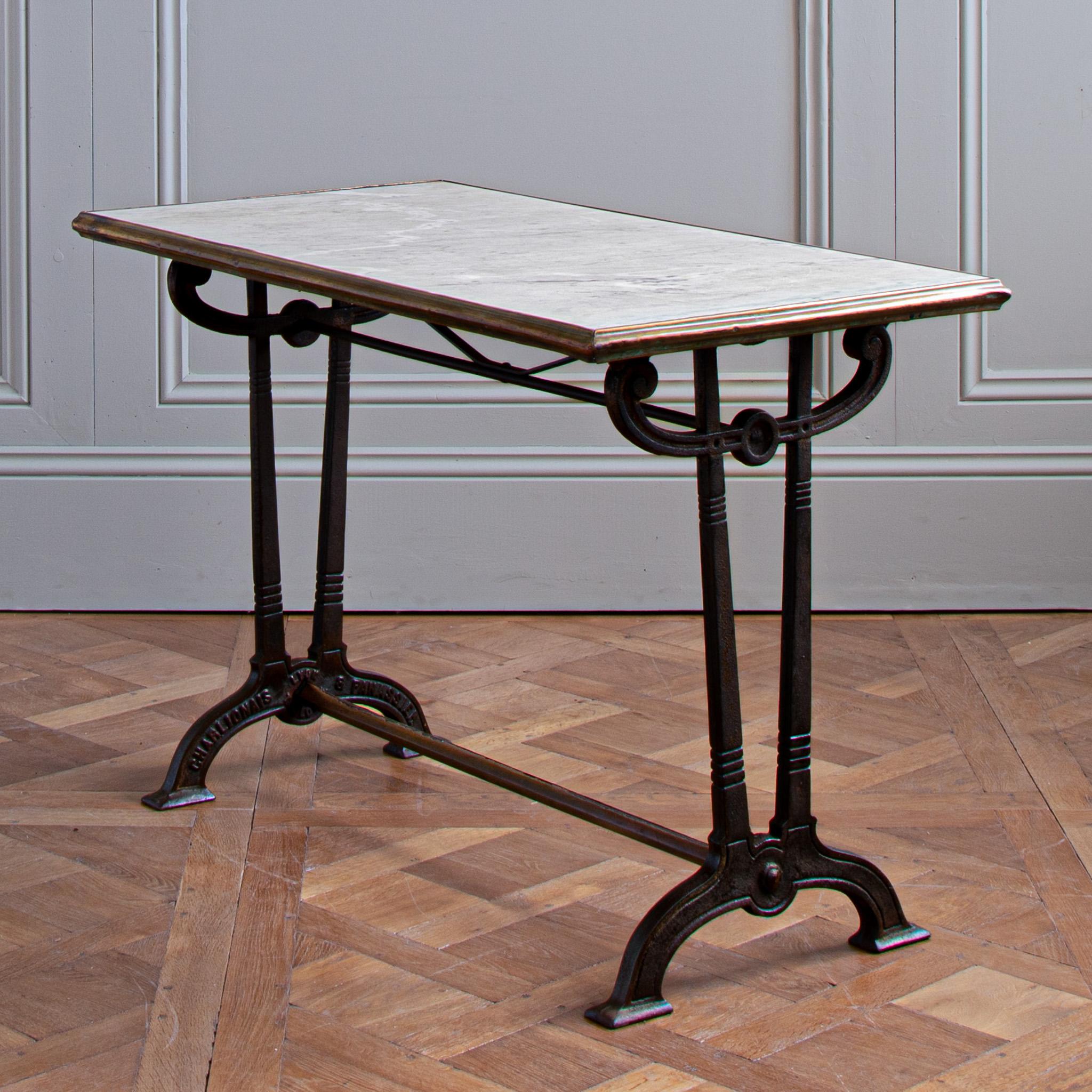 Cette table de bistrot française Art nouveau de Charlionais & Panassier, vers 1900, est une véritable trouvaille. La base en fonte a une forme qui rappelle les panneaux du métro parisien de la même époque. Bien conçue et magnifiquement réalisée,