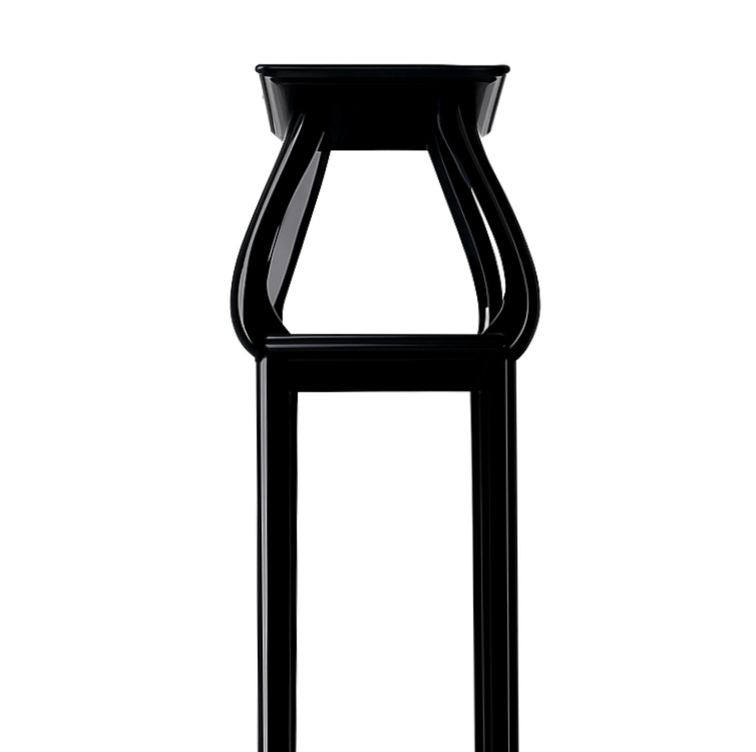 Pedestal de columna Art Nouveau de color lacado negro, fabricado a mano en rico castaño. Su silueta escultural y sus elegantes líneas la convierten en el elemento perfecto para exponer obras de arte, flores u objetos preciados.