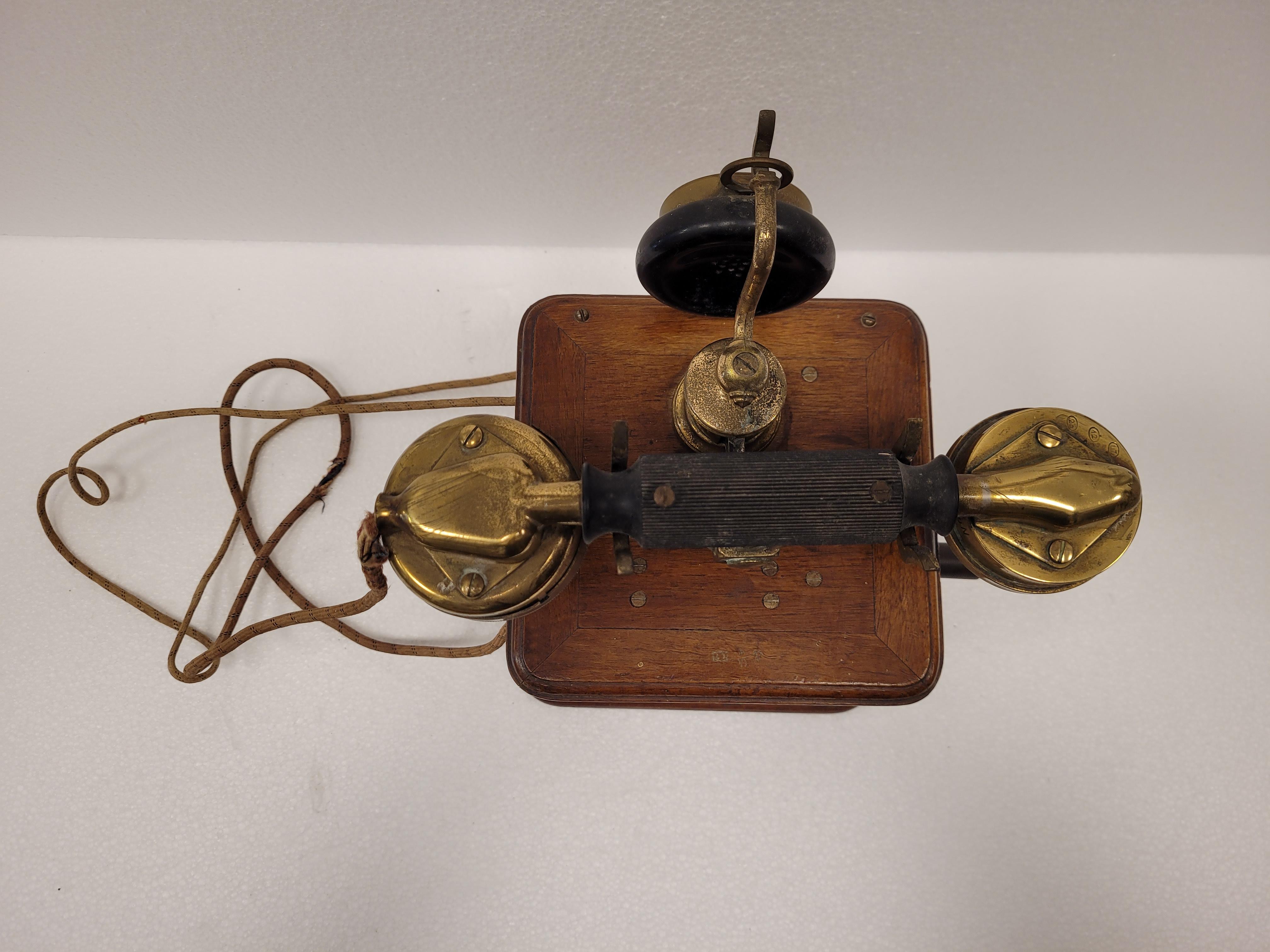 Bronze Telephone Art Nouveau français en bois et bronze en vente