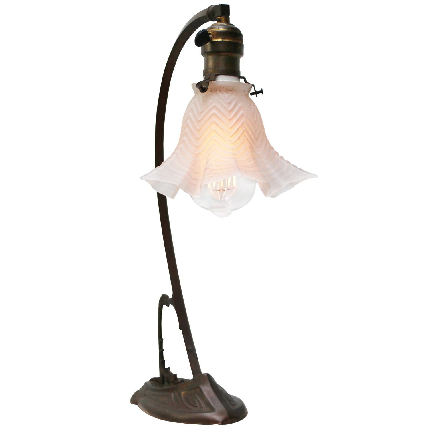 Lampada da tavolo in ottone e vetro smerigliato francese
2,5 metri di filo di cotone nero, spina e interruttore

Disponibile con spina UK / US

Prezzo per singolo articolo. Tutte le lampade sono state rese idonee dagli standard internazionali per le