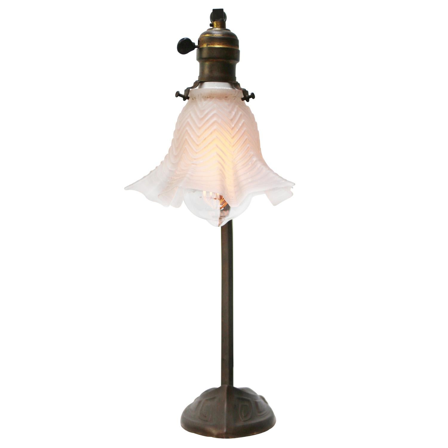 Francese Lampada da tavolo in ottone e vetro smerigliato in stile Art Nouveau francese in vendita