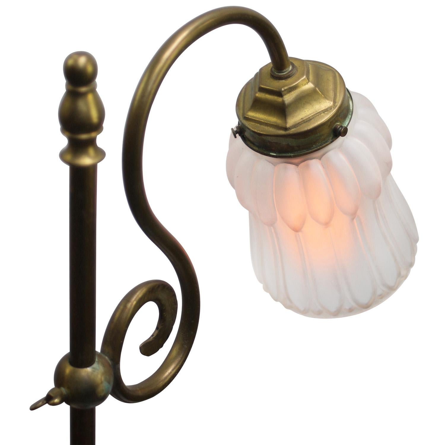 Lámpara de mesa francesa Art Nouveau de latón y cristal esmerilado en Bueno estado para la venta en Amsterdam, NL
