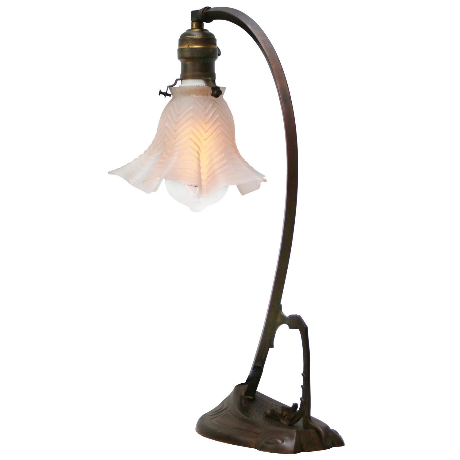 Lampada da tavolo in ottone e vetro smerigliato in stile Art Nouveau francese In condizioni buone in vendita a Amsterdam, NL