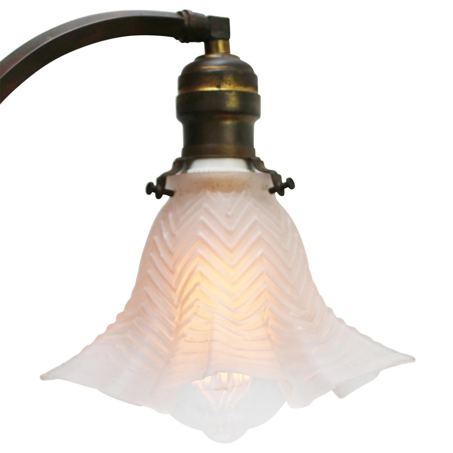 Inizio XX secolo Lampada da tavolo in ottone e vetro smerigliato in stile Art Nouveau francese in vendita