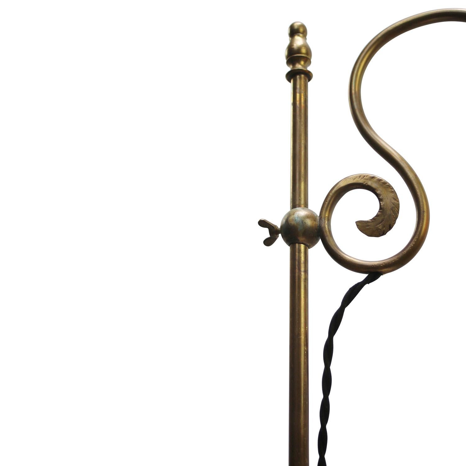 Lámpara de mesa francesa Art Nouveau de latón y cristal esmerilado Latón en venta
