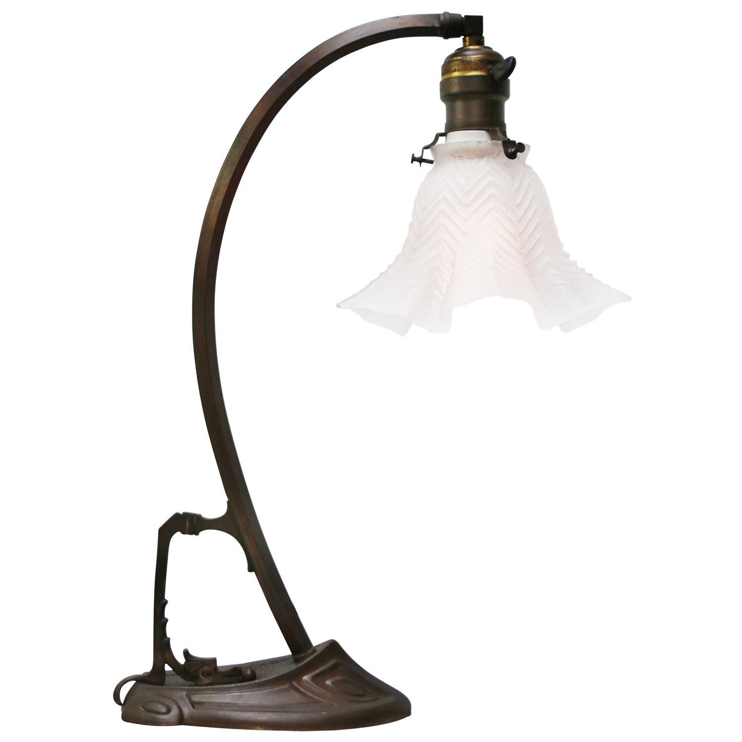 Ottone Lampada da tavolo in ottone e vetro smerigliato in stile Art Nouveau francese in vendita