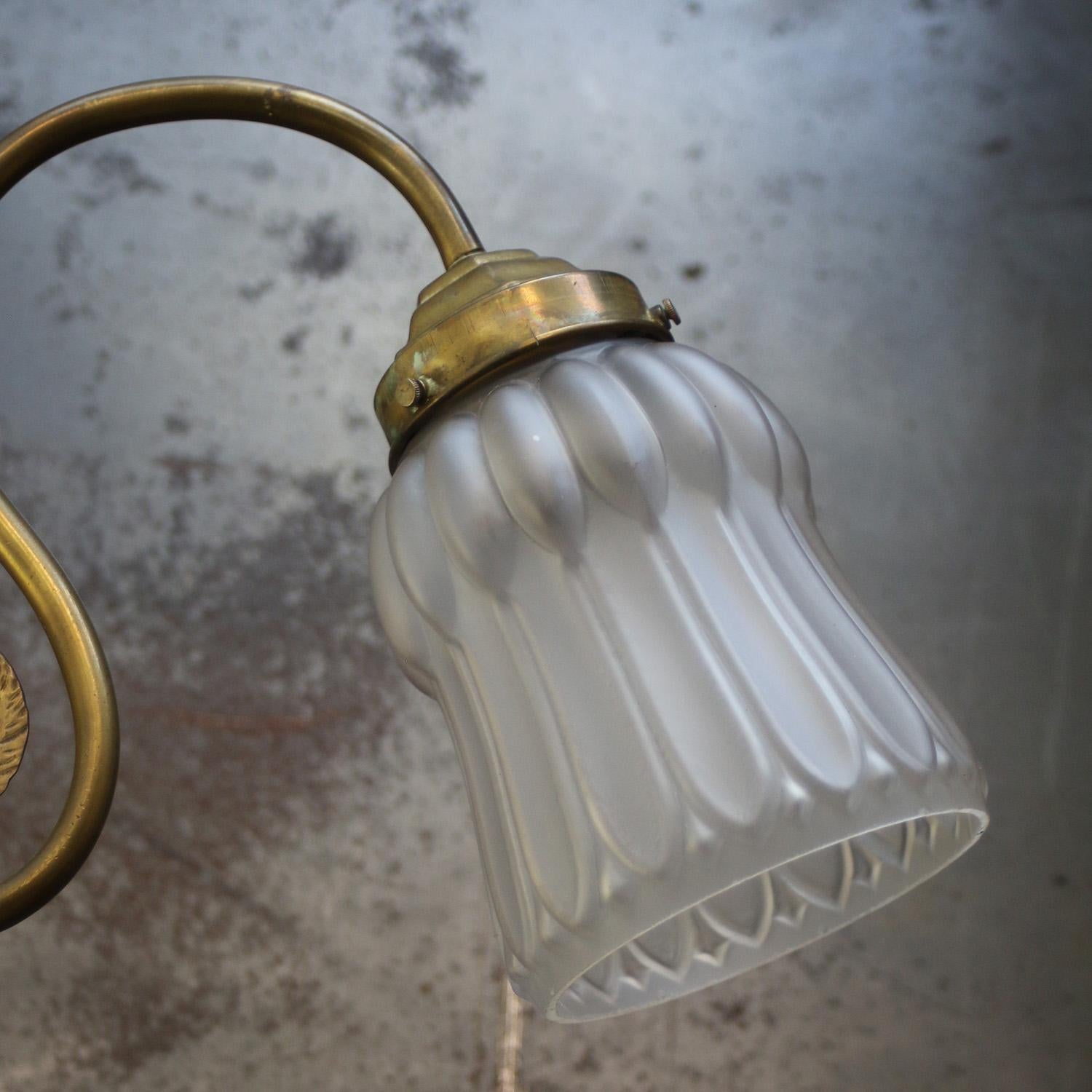 Lámpara de mesa francesa Art Nouveau de latón y cristal esmerilado en venta 3
