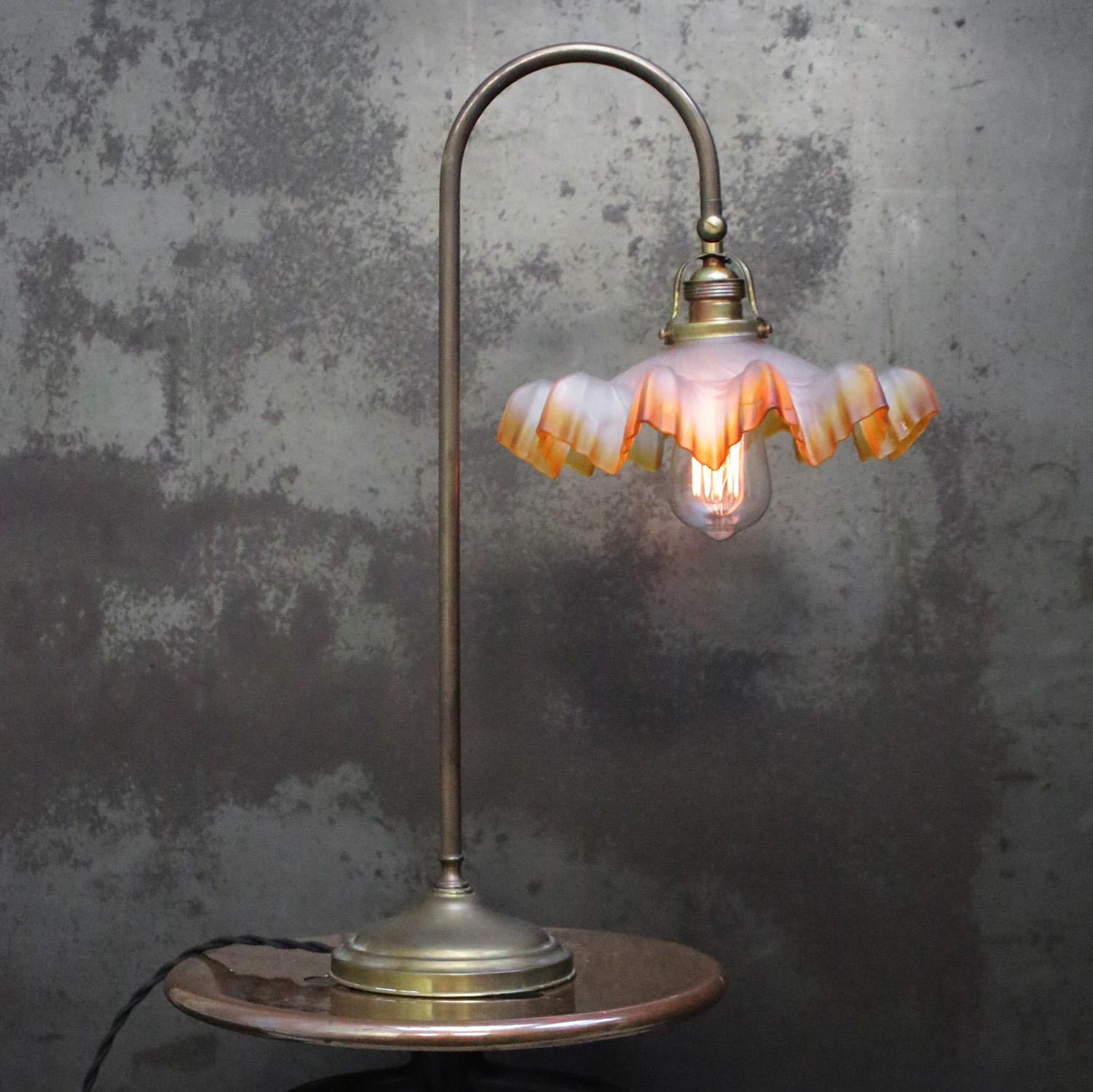 Französische Glas-, Messing-Schreibtischleuchte / Tischlampe
2,5 Meter schwarzes Baumwollkabel, Stecker und Schalter

Erhältlich mit UK-/US-Stecker

Der Preis gilt für jeden einzelnen Artikel. Alle Lampen sind nach internationalen Normen für