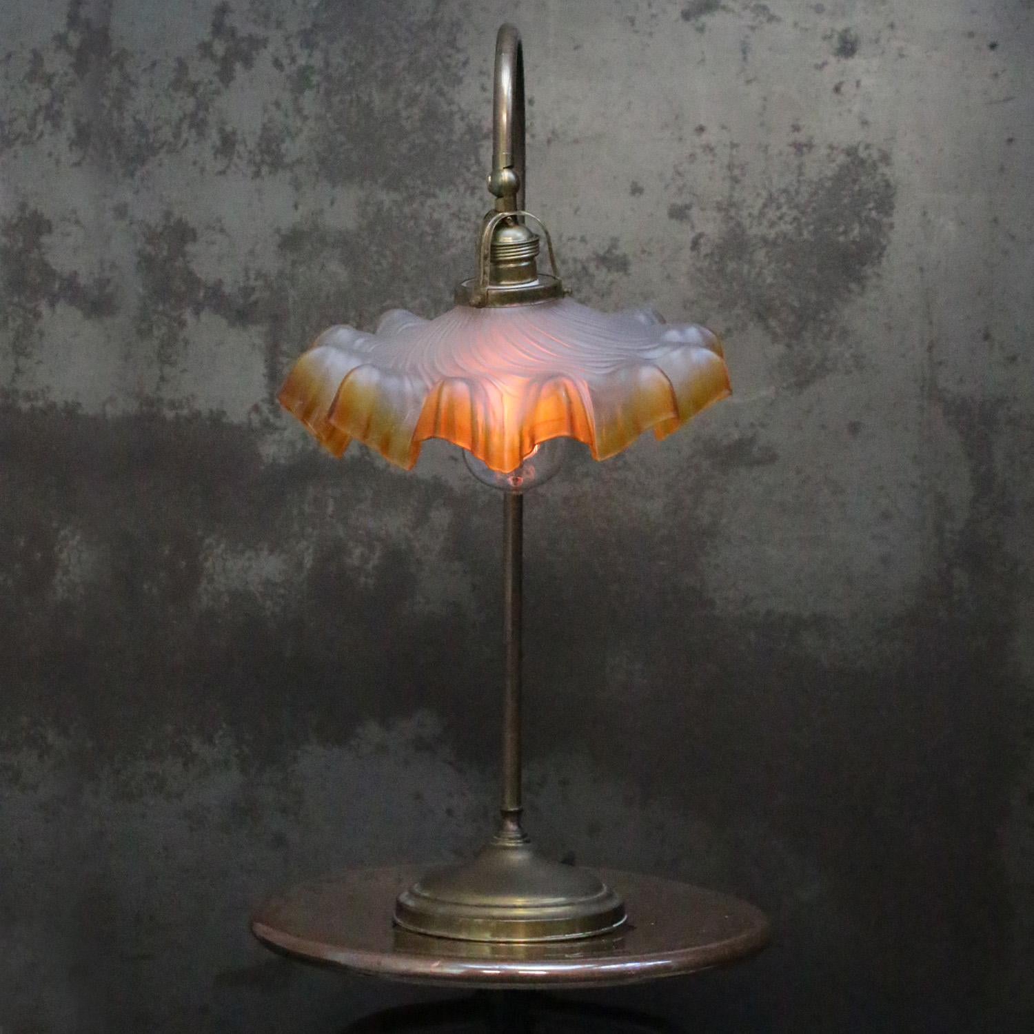 Laiton Art Nouveau Français Brass & Glass Table Desk Light en vente