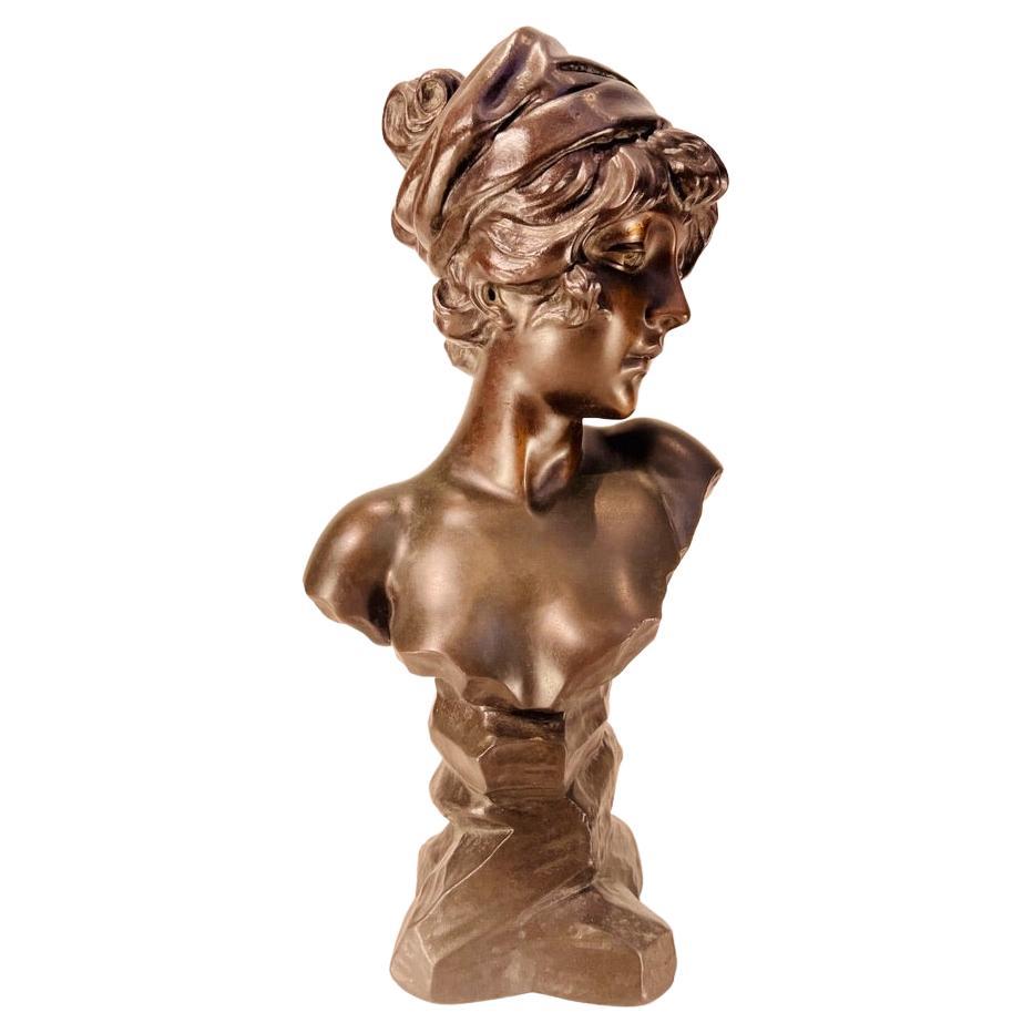 Art Nouveau french bronze representing naked young lady circa 1900 For Sale