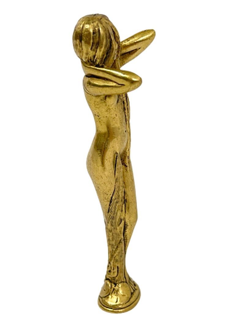 Cachet de cire en bronze Art Nouveau français par Budin, vers 1900.

Joli cachet de cire en bronze de style Art Nouveau représentant une femme nue aux cheveux longs, debout sur une base à motif de feuille de nénuphar. Exempt d'initiales et le