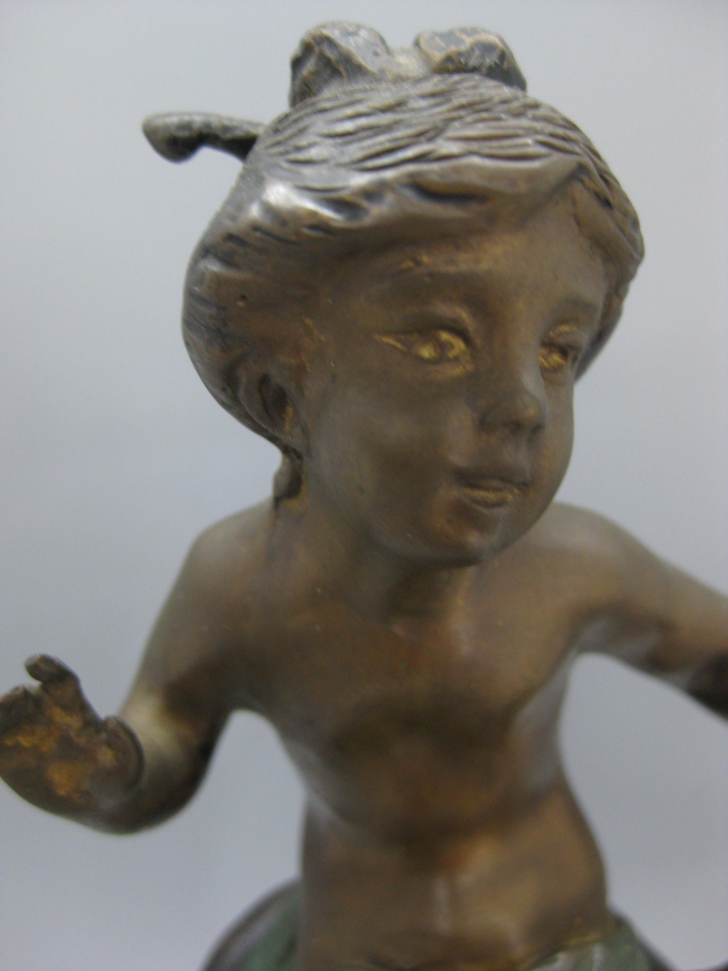 20ième siècle Sculpture d'enfant Art nouveau français en bronze avec peinture émaillée d'Auguste Moreau en vente