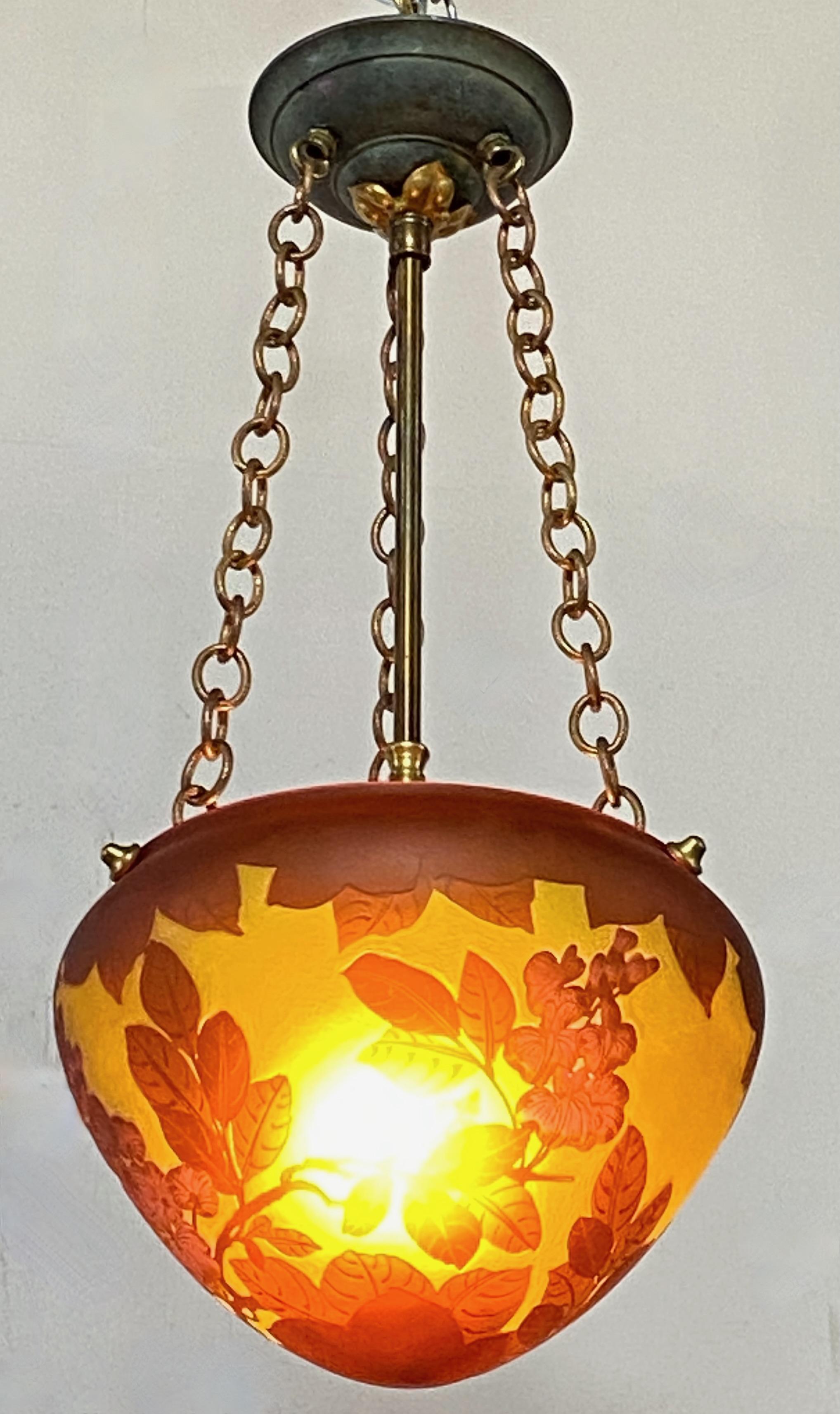Art Nouveau French Cameo Glass Pendant Light Fixture (Messing) im Angebot