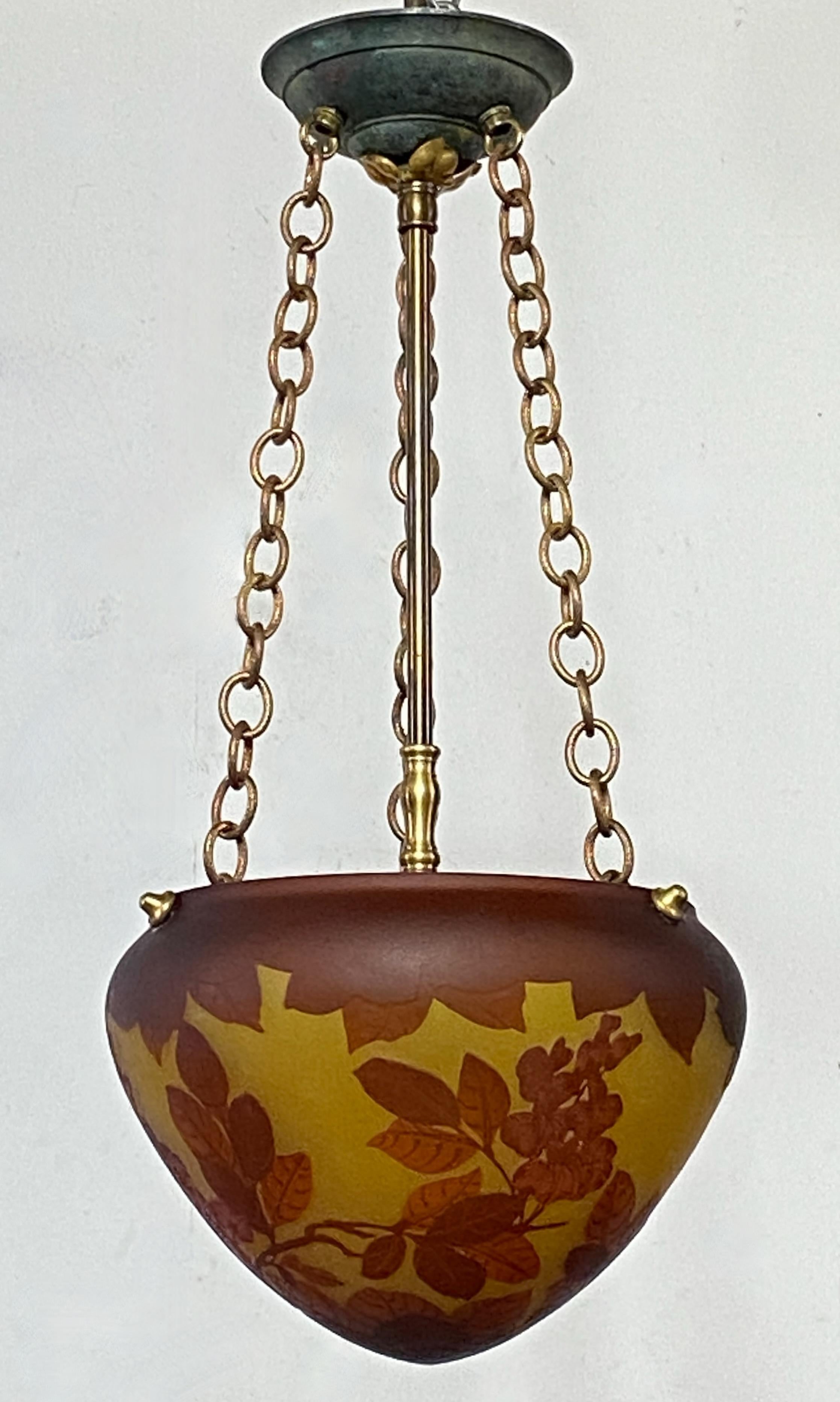 Art Nouveau French Cameo Glass Pendant Light Fixture im Angebot 1