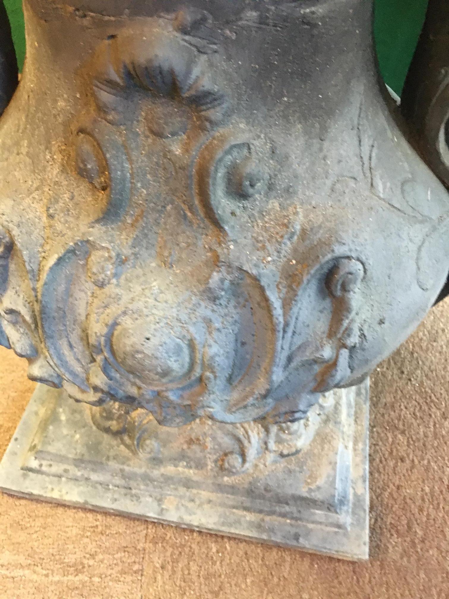 Urna da giardino francese in metallo fuso con manico in stile liberty di grandi dimensioni in vendita 2