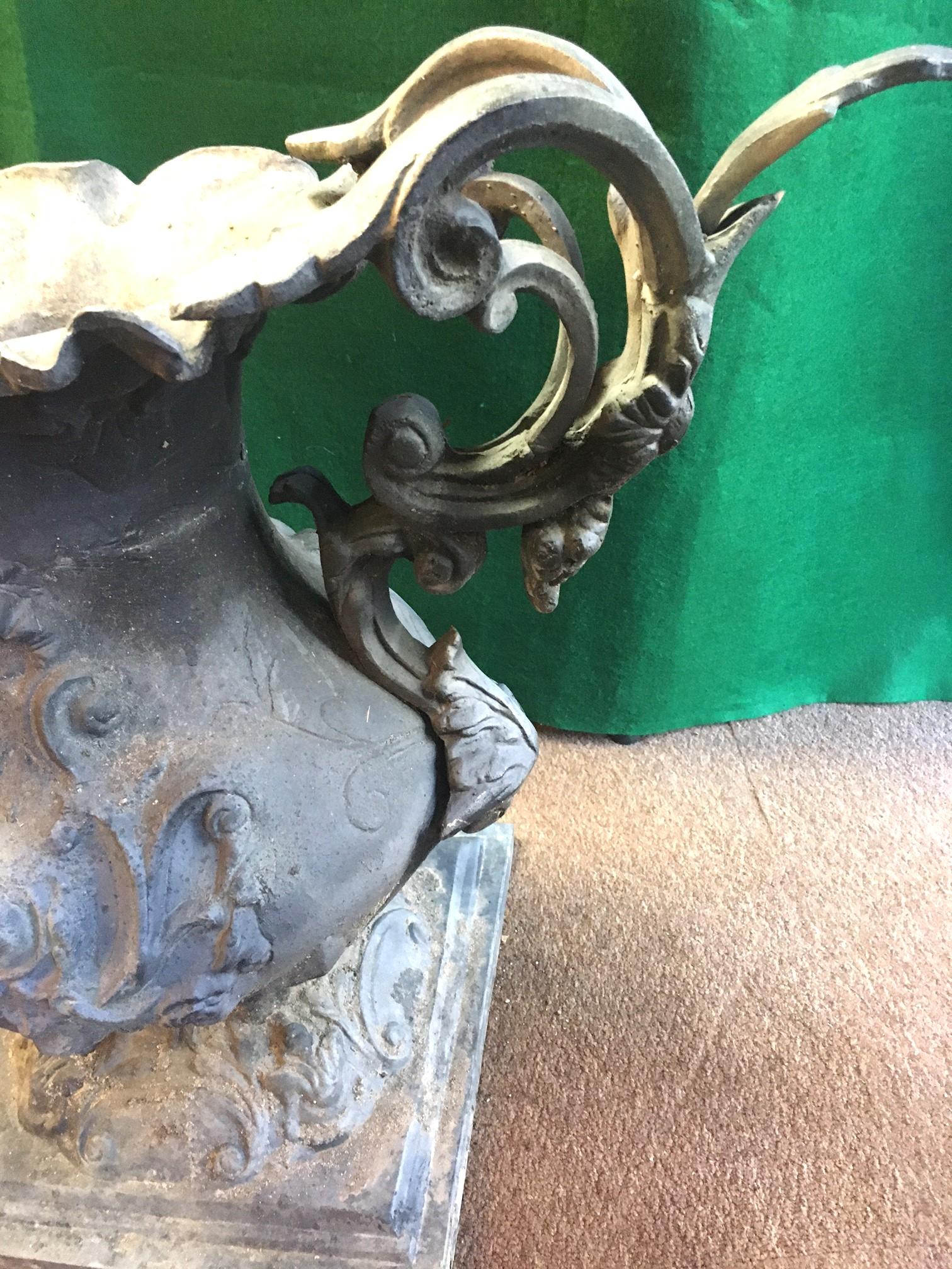 Urna da giardino francese in metallo fuso con manico in stile liberty di grandi dimensioni in vendita 3