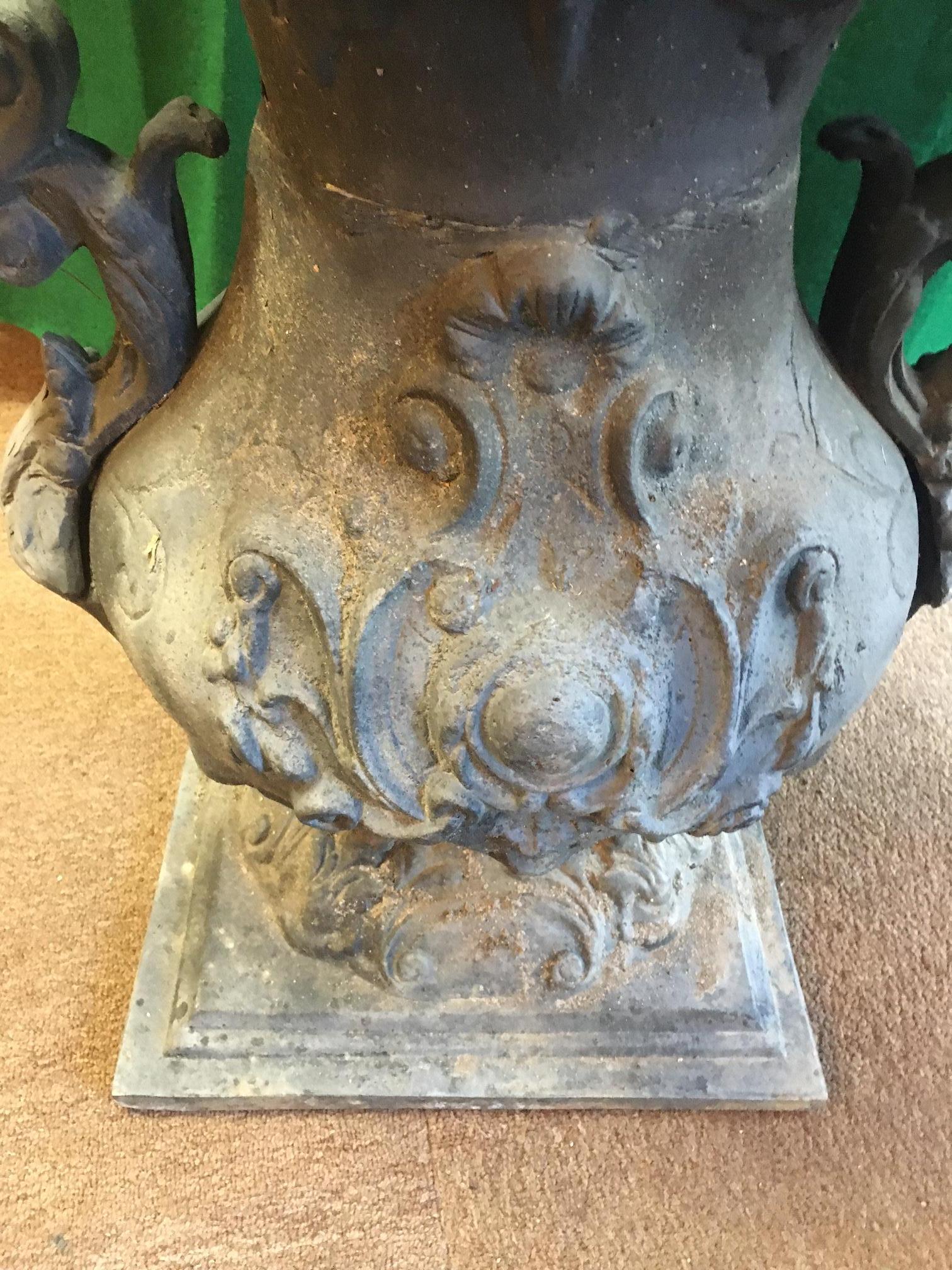 Questo grazioso vaso francese di grandi dimensioni in metallo fuso dell'inizio del 1900 presenta un bordo sporgente a fogliame sopra un corpo a forma di balaustro fuso con cartigli a volute ed è dotato di una coppia di manici con elaborate volute.