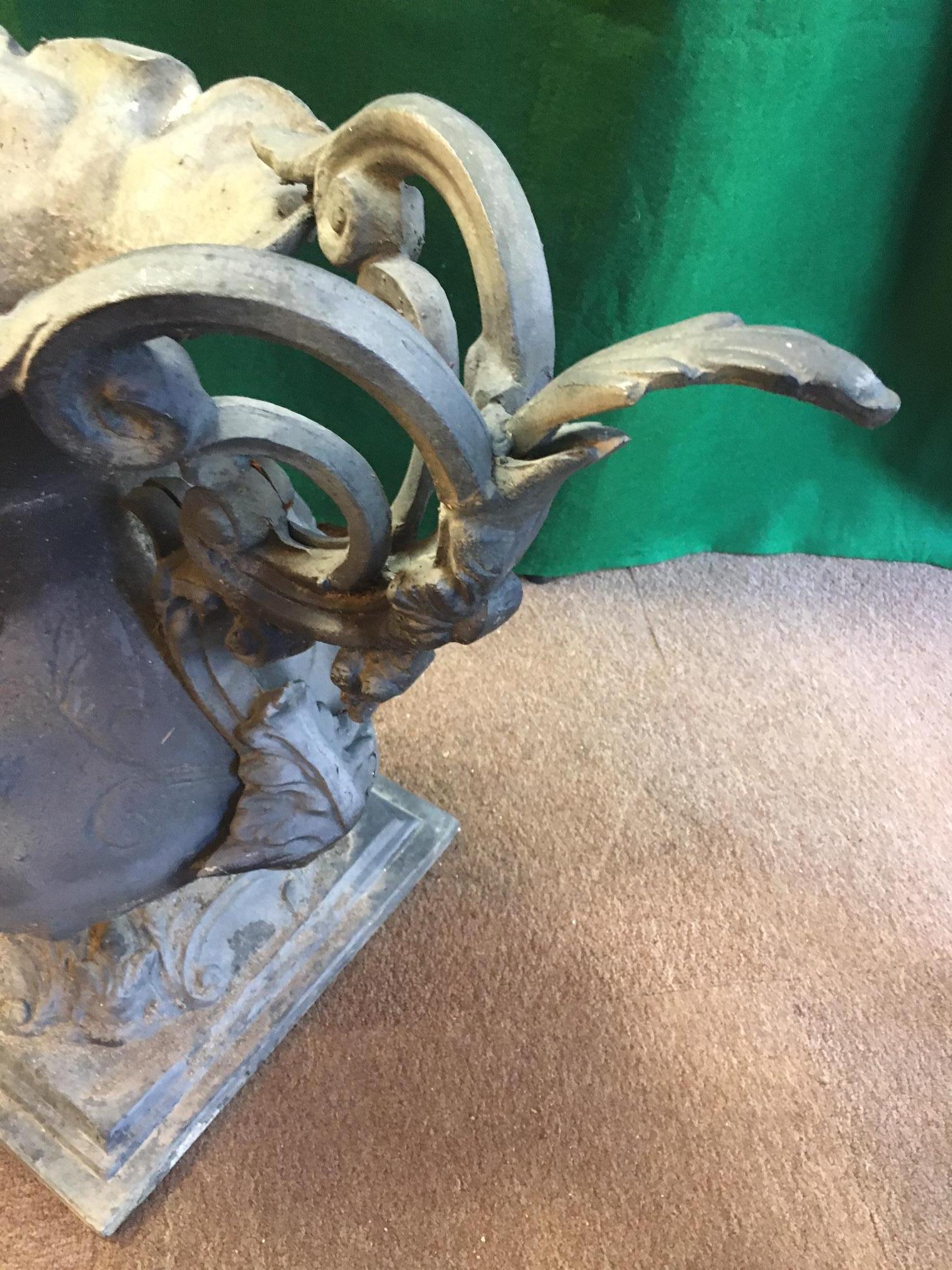 Metallo Urna da giardino francese in metallo fuso con manico in stile liberty di grandi dimensioni in vendita